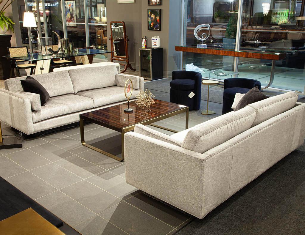 Maßgefertigtes, modern inspiriertes Mid-Century-Sofa (Kanadisch) im Angebot