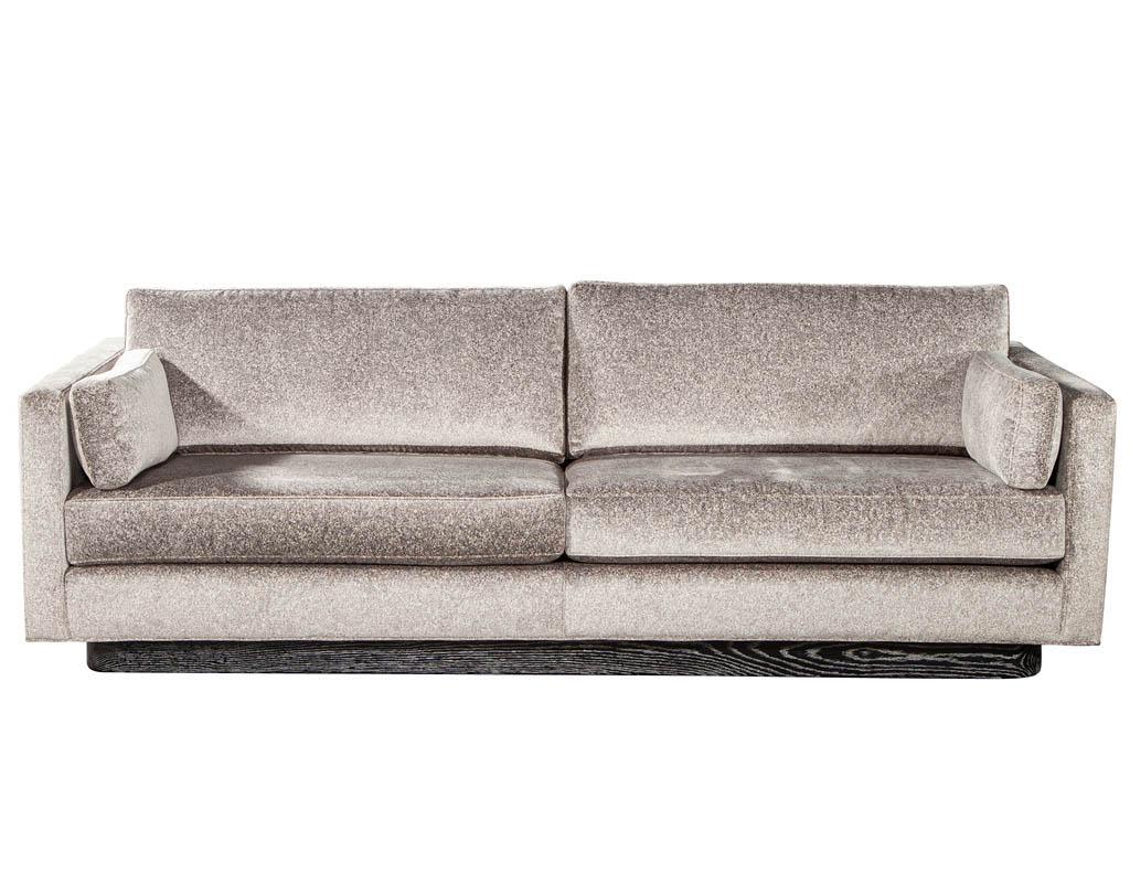Maßgefertigtes, modern inspiriertes Mid-Century-Sofa (Stoff) im Angebot