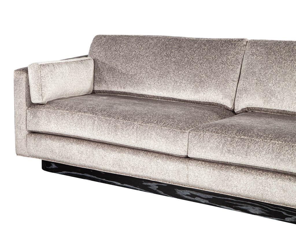 Maßgefertigtes, modern inspiriertes Mid-Century-Sofa im Angebot 1