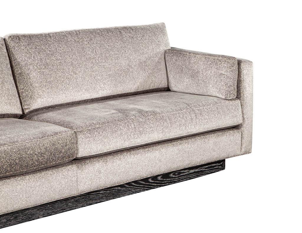 Maßgefertigtes, modern inspiriertes Mid-Century-Sofa im Angebot 2