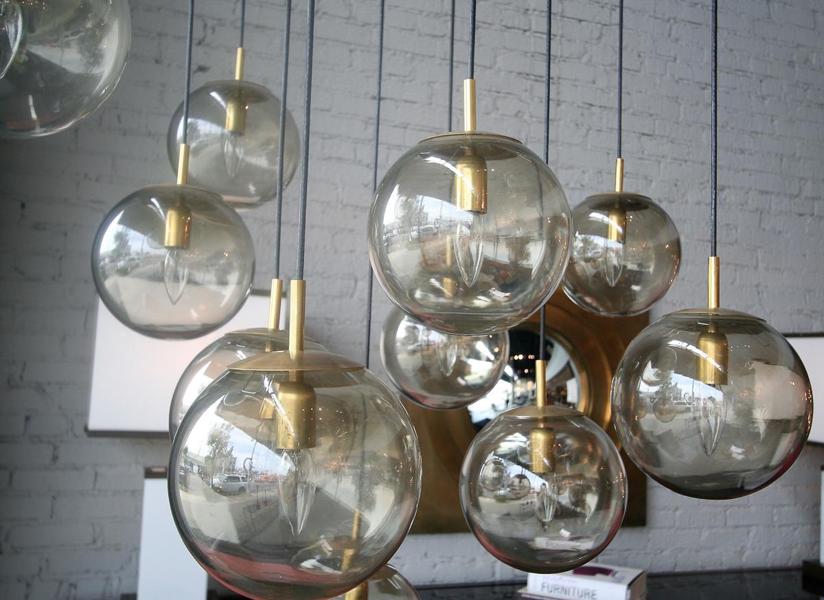 Lustre Murano personnalisé en verre fumé à 12 boules, de style moderne du milieu du siècle. Neuf - En vente à Los Angeles, CA