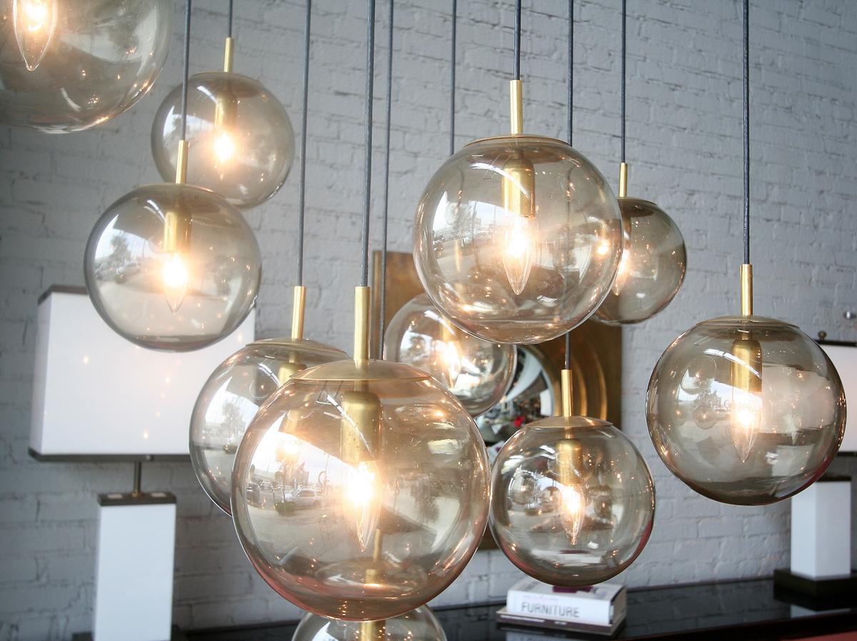Lampadario di Murano a 12 sfere in vetro fumé personalizzato in stile metà secolo moderno In condizioni Nuovo in vendita a Los Angeles, CA
