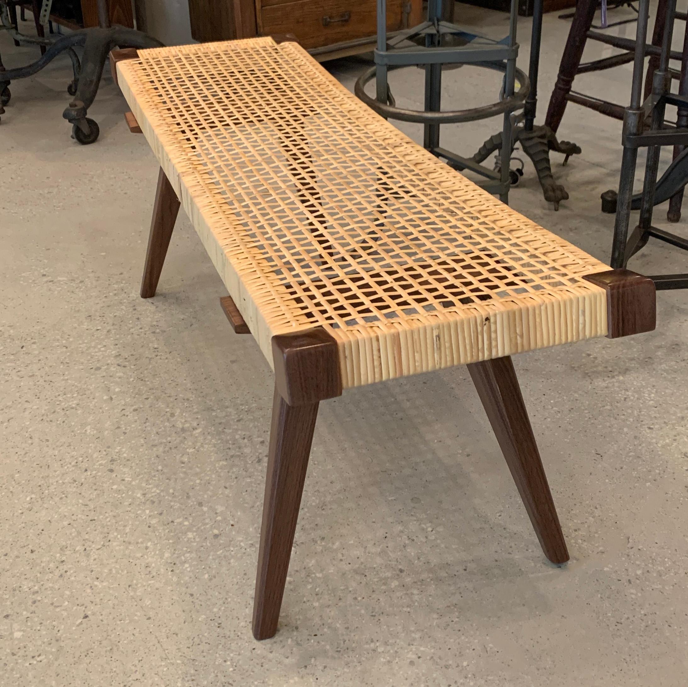 Panchina in rattan personalizzata in stile metà secolo moderno In condizioni buone in vendita a Brooklyn, NY