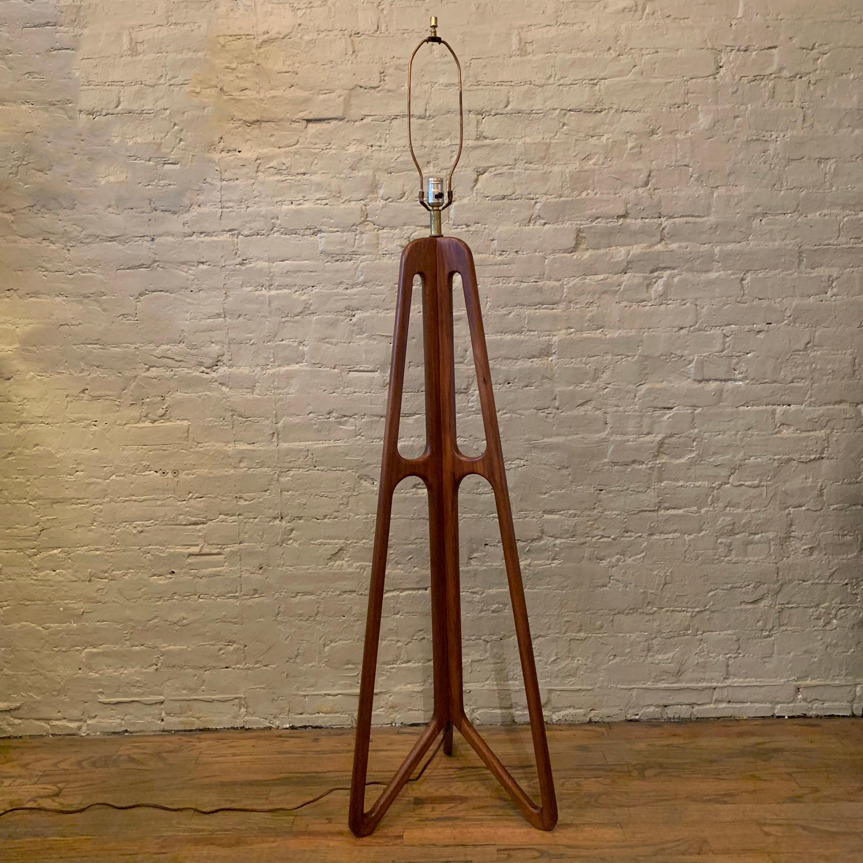 Custom Mid-Century Modern Walnut Butterfly Floor Lamp In Good Condition In Brooklyn, NY