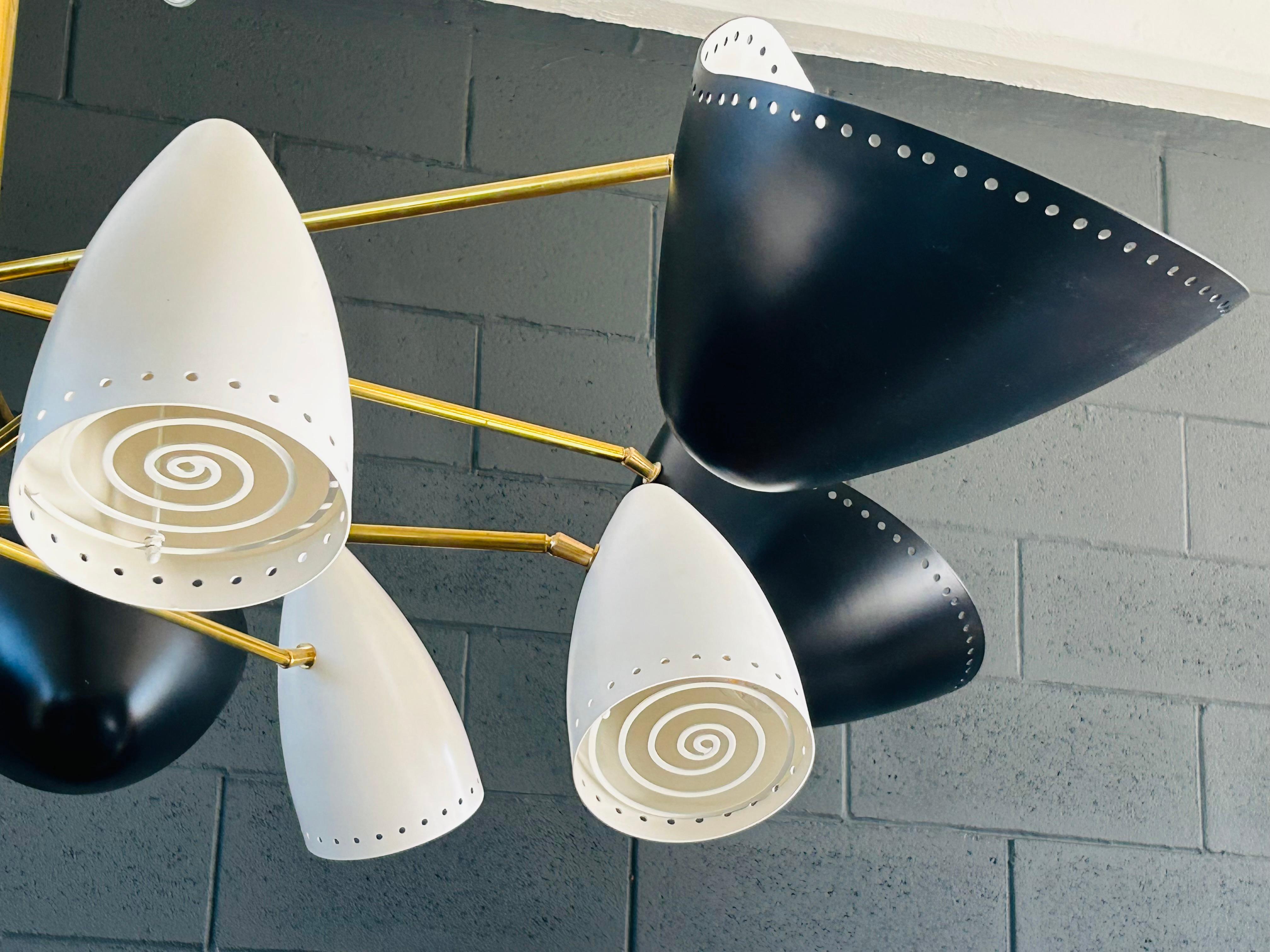 Lampadario personalizzato in metallo bianco e nero in stile Mid-Century di Adesso Imports In condizioni Nuovo in vendita a Los Angeles, CA