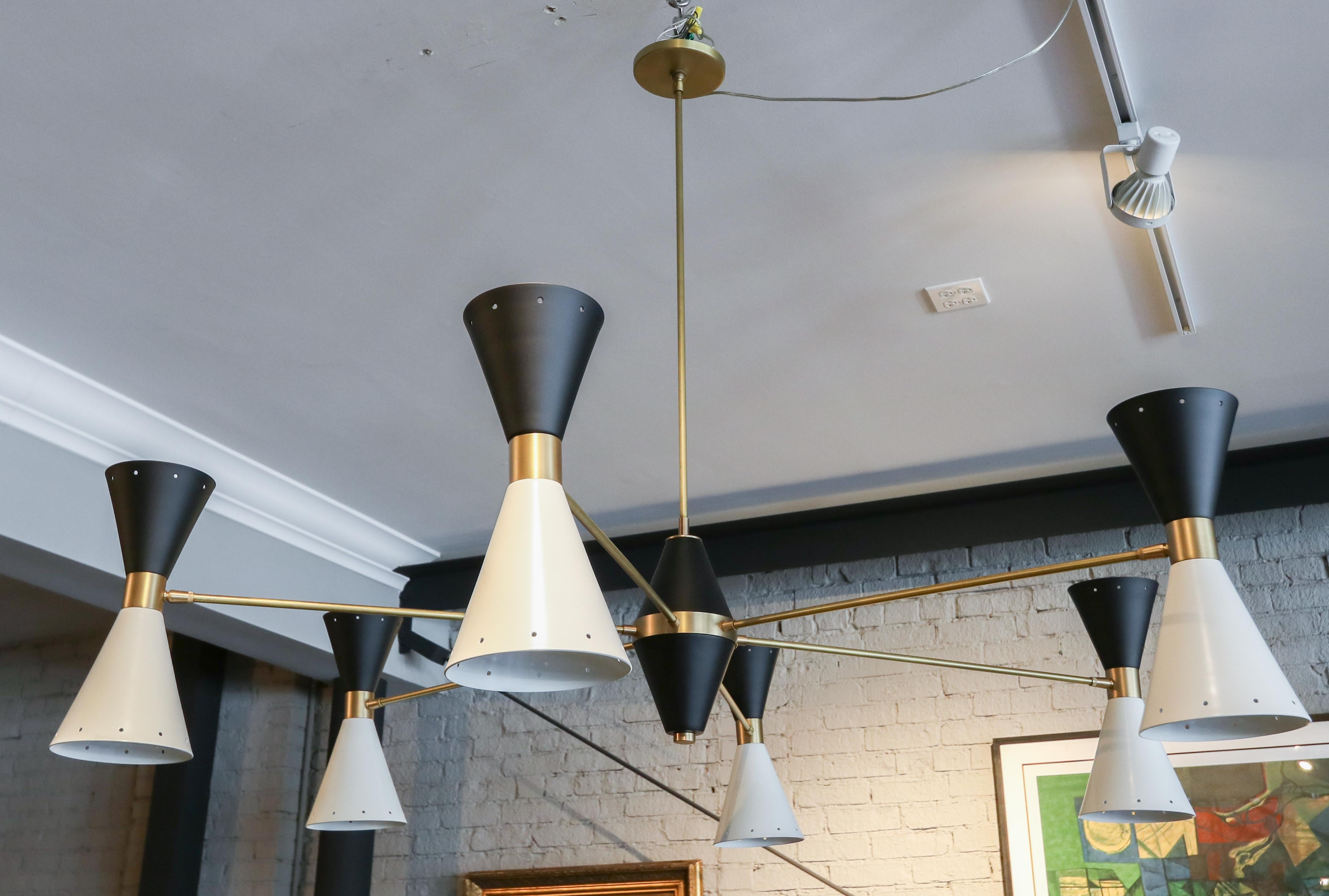 Lampadario personalizzato in ottone a 6 bracci in stile metà secolo con paralumi a clessidra in metallo bianco e nero di Adesso Imports. Può essere realizzato in diverse dimensioni, configurazioni e colori.