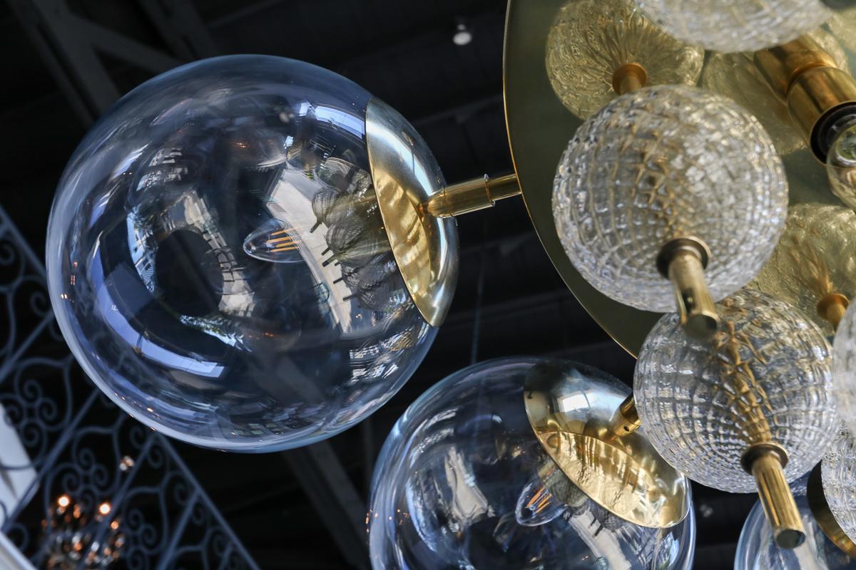 Lustre personnalisé en laiton de style mi-siècle avec boules en verre transparent par Adesso Import en vente 2