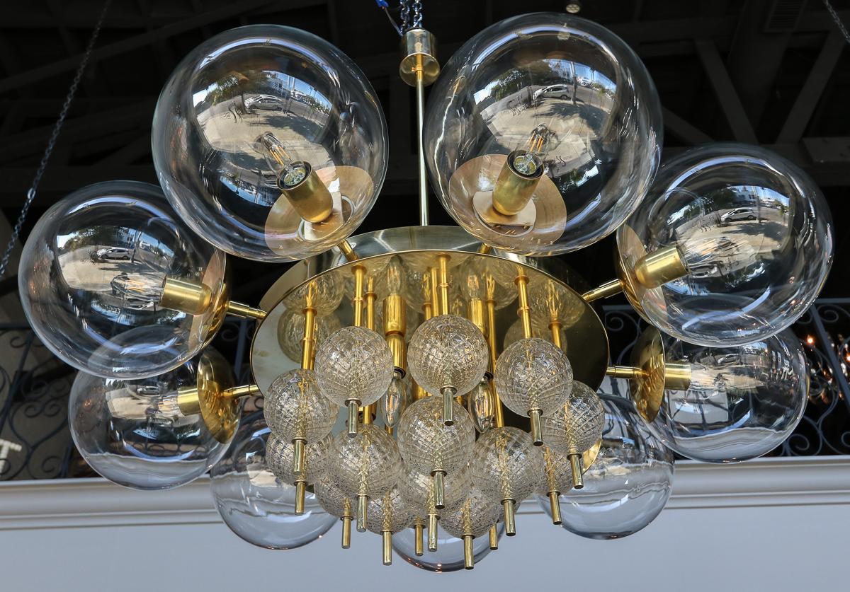 Italian Custom Midcentury Style Brass Chandelier with Clear Glass Balls by Adesso Import For Sale