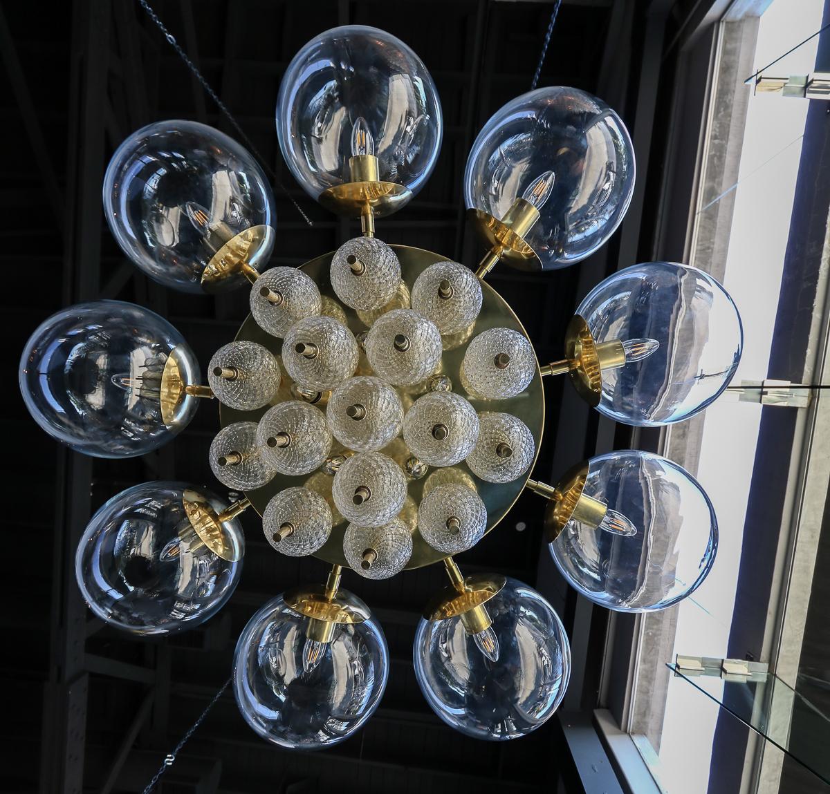 italien Lustre personnalisé en laiton de style mi-siècle avec boules en verre transparent par Adesso Import en vente