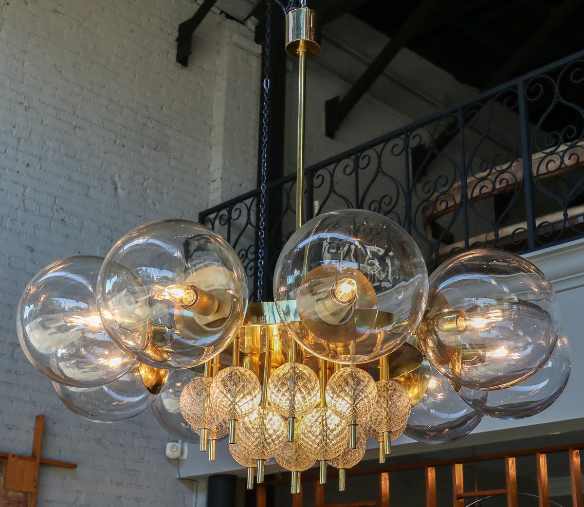 Lustre personnalisé en laiton de style mi-siècle avec boules en verre transparent par Adesso Import Neuf - En vente à Los Angeles, CA