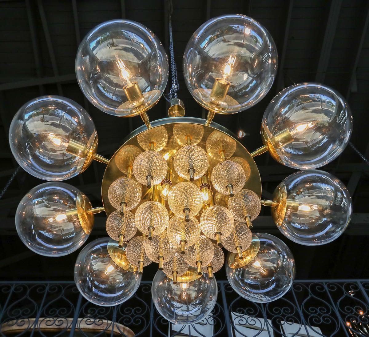 Laiton Lustre personnalisé en laiton de style mi-siècle avec boules en verre transparent par Adesso Import en vente