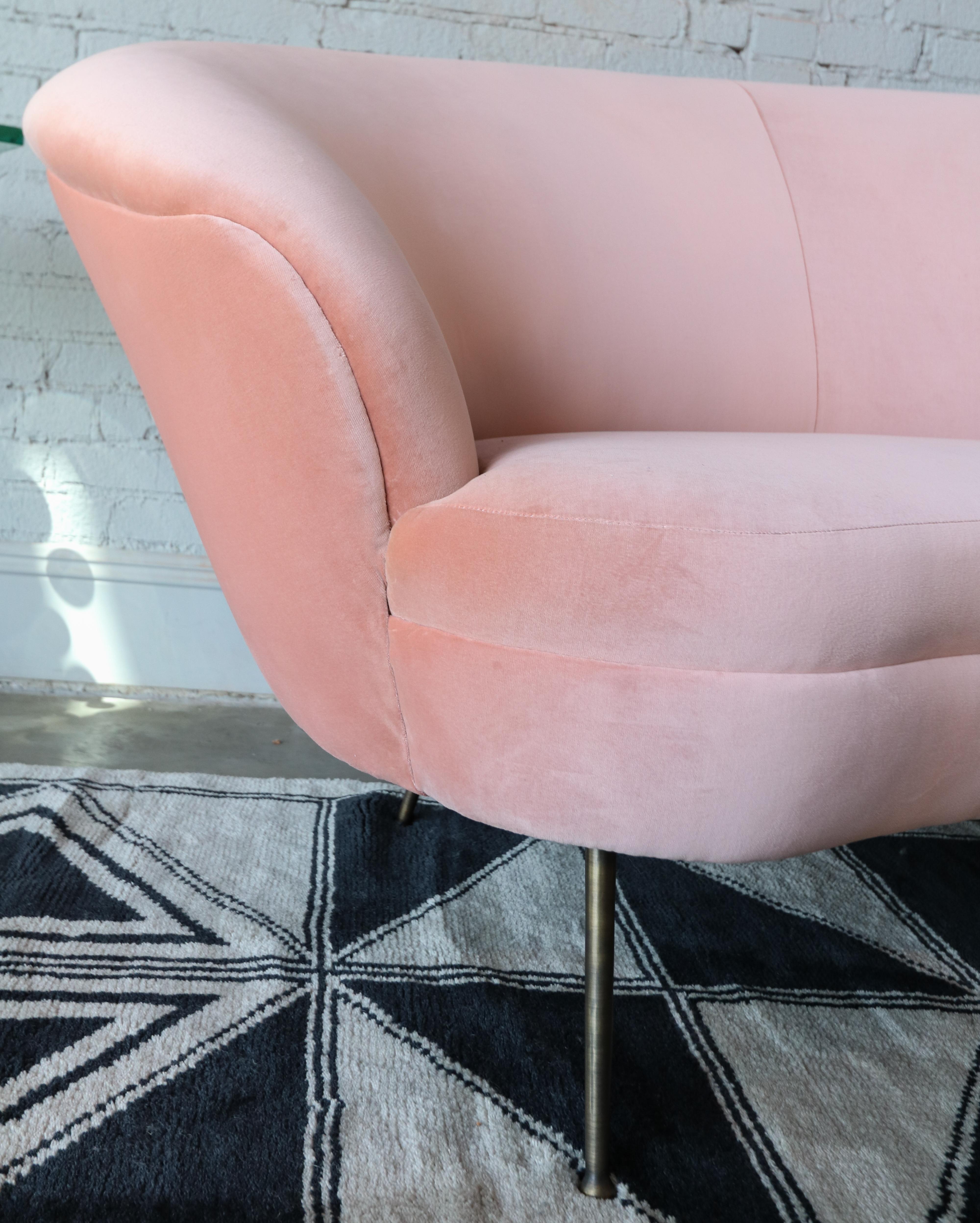 Canapé en velours rose incurvé de style mi-siècle avec pieds en laiton par Adesso Import en vente 3