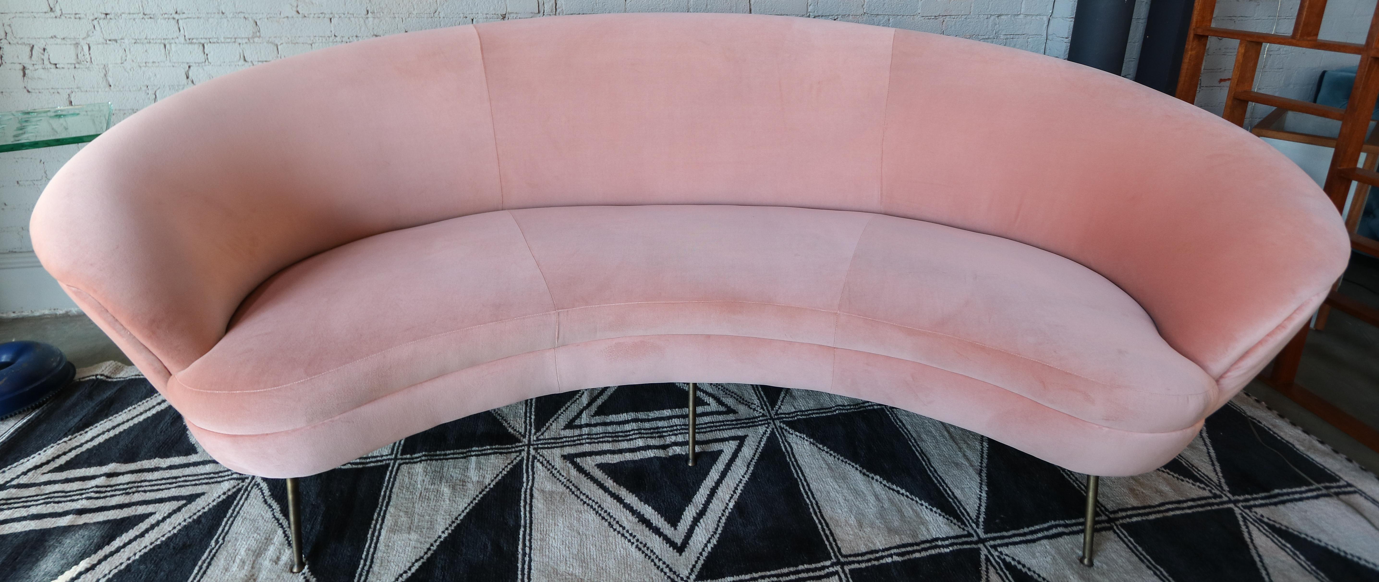 Canapé incurvé de style midcentury, tapissé de velours rose et doté de pieds en laiton.  Fabriqué à Los Angeles par Adesso Imports.

Peut être réalisé en différentes tailles et couleurs.