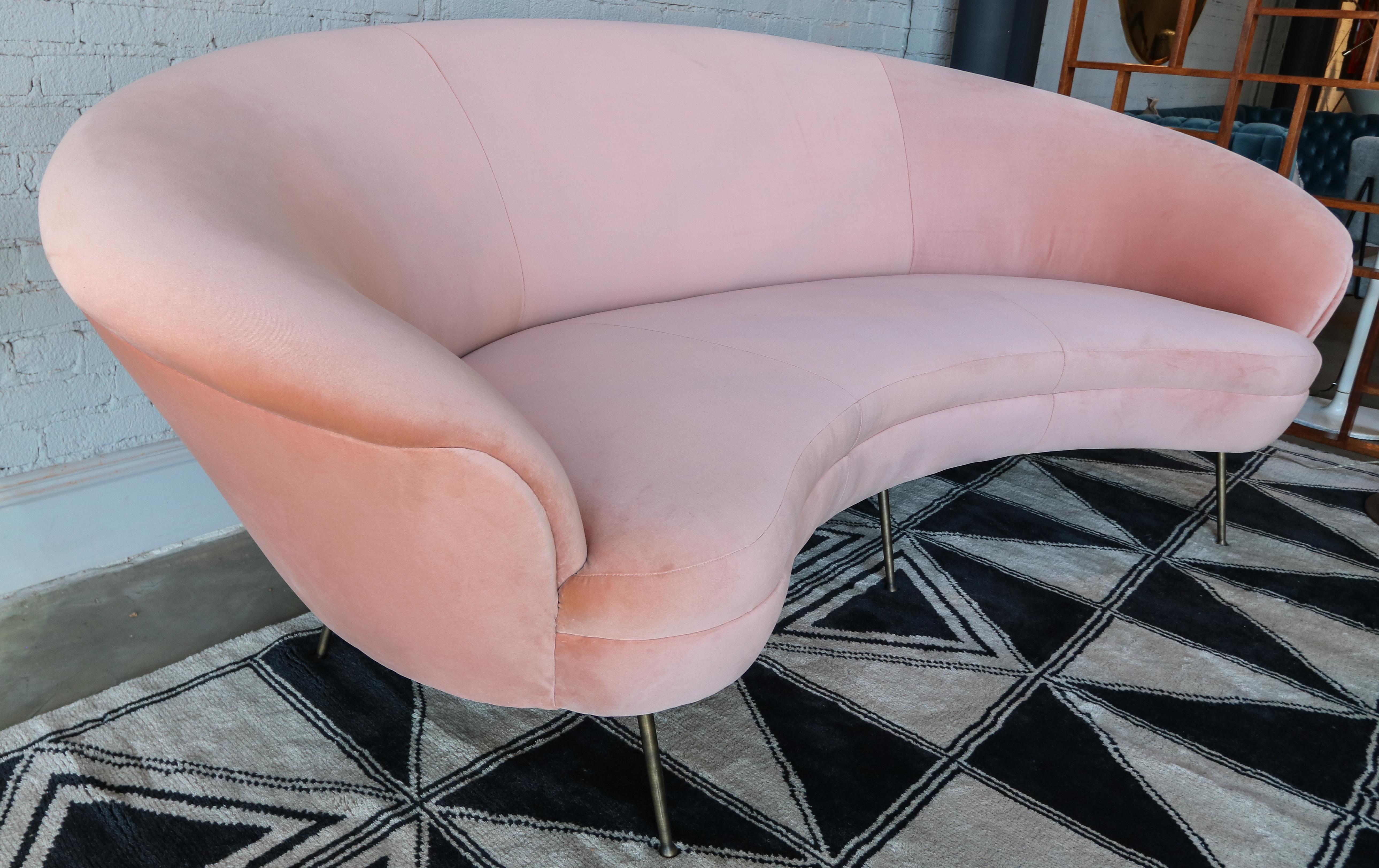 Mid-Century Modern Canapé en velours rose incurvé de style mi-siècle avec pieds en laiton par Adesso Import en vente