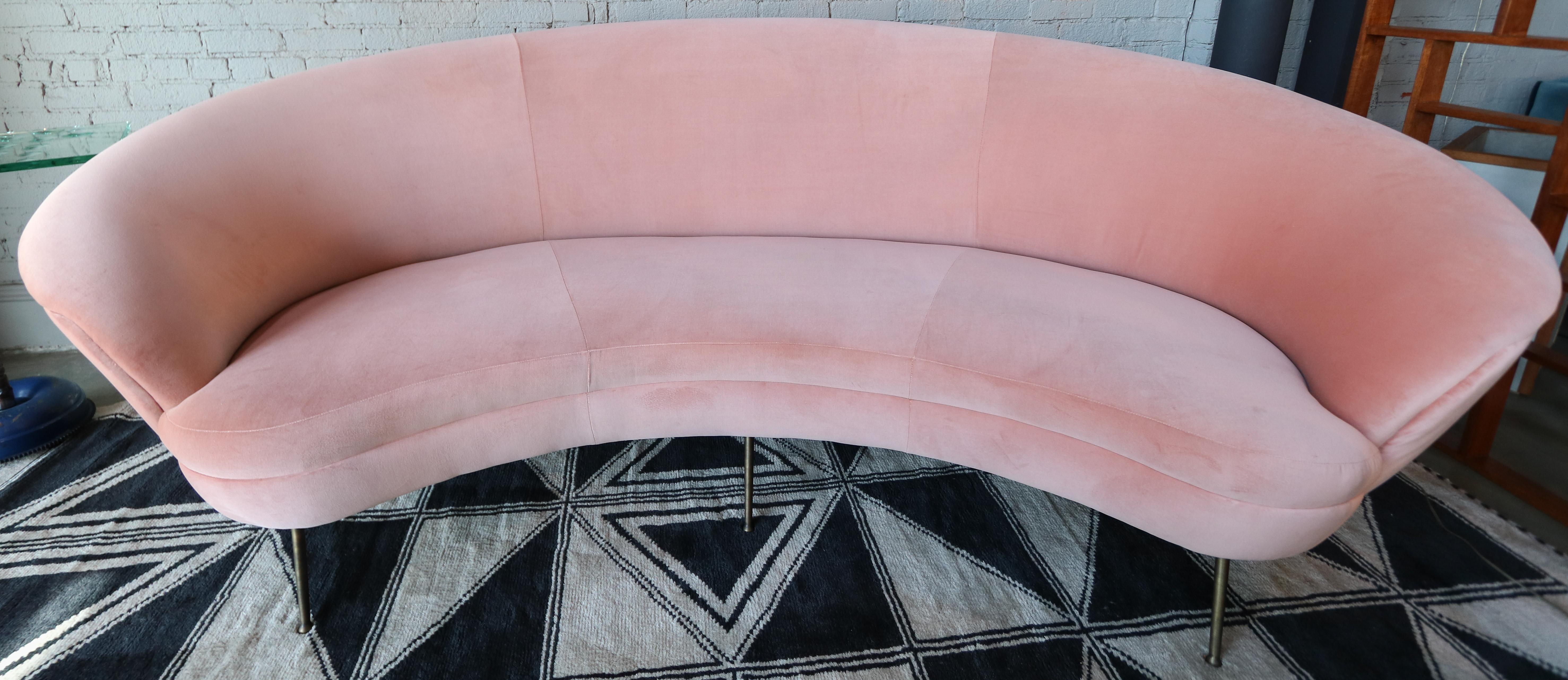 Américain Canapé en velours rose incurvé de style mi-siècle avec pieds en laiton par Adesso Import en vente