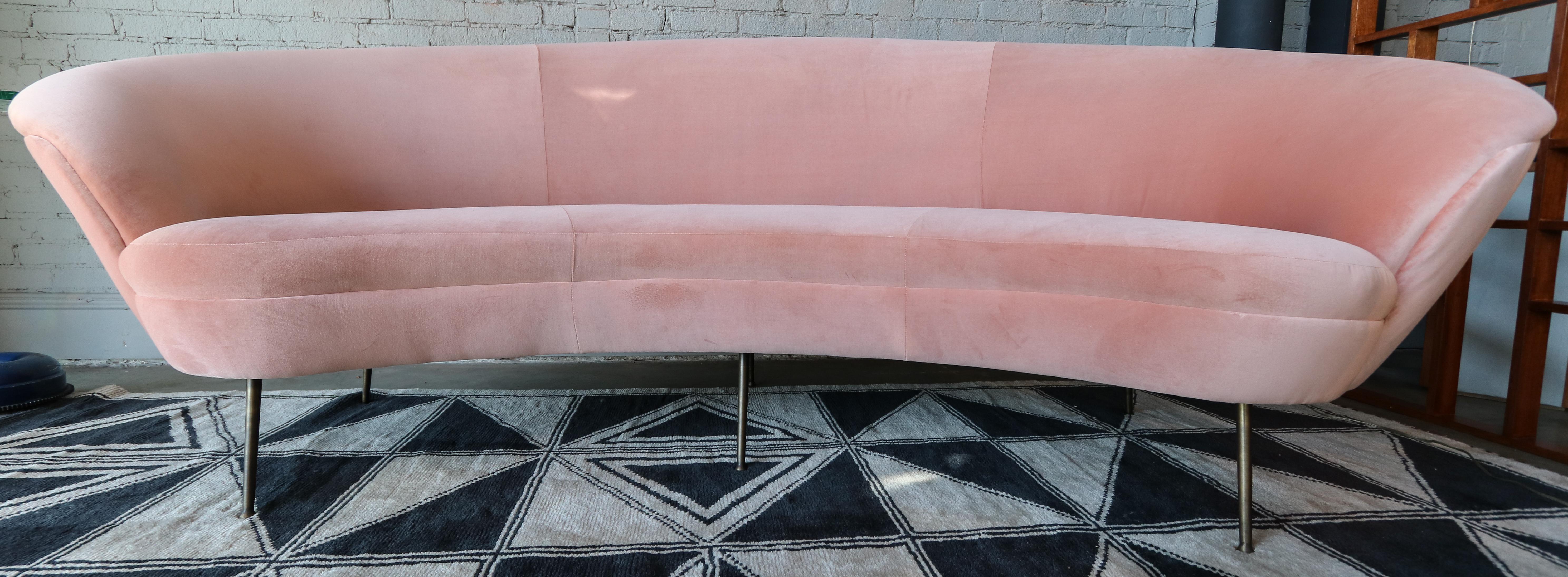 American Custom MidCentury Style Curved Pink Velvet Sofa with Brass Legs by Adesso Import For Sale