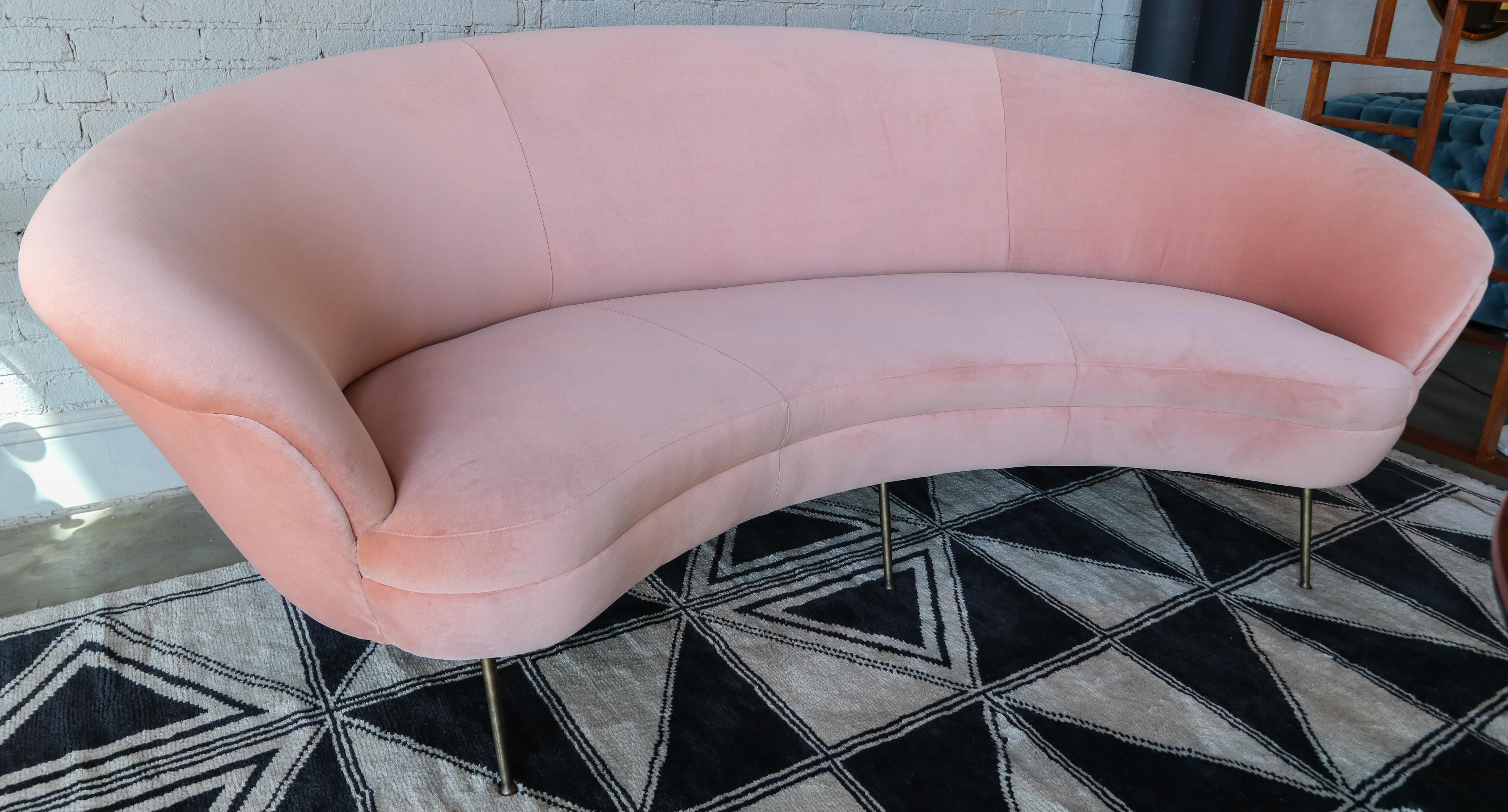 Custom MidCentury Style Curved Pink Velvet Sofa with Brass Legs by Adesso Import In New Condition For Sale In Los Angeles, CA