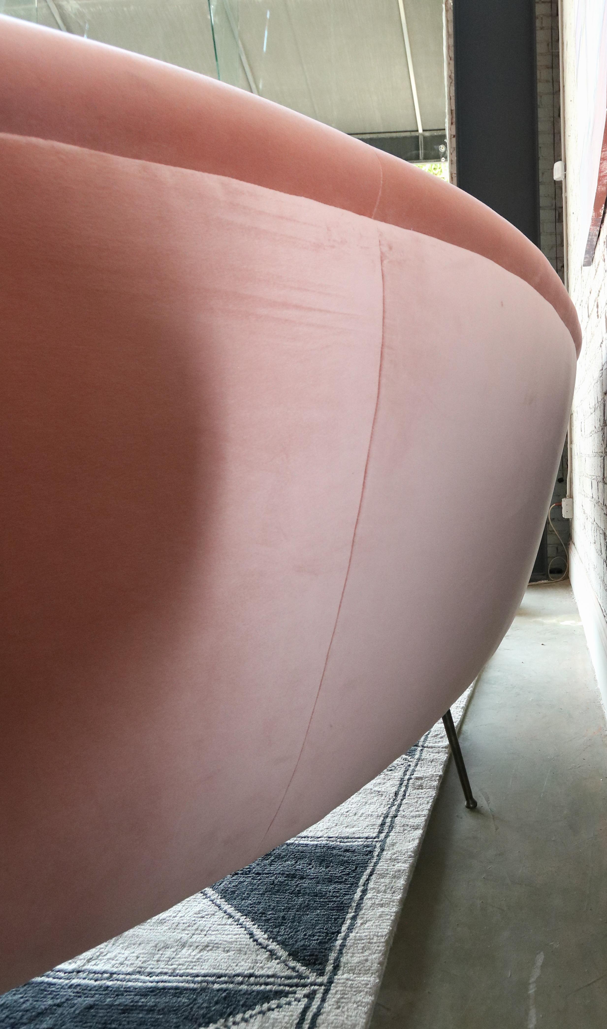 Laiton Canapé en velours rose incurvé de style mi-siècle avec pieds en laiton par Adesso Import en vente
