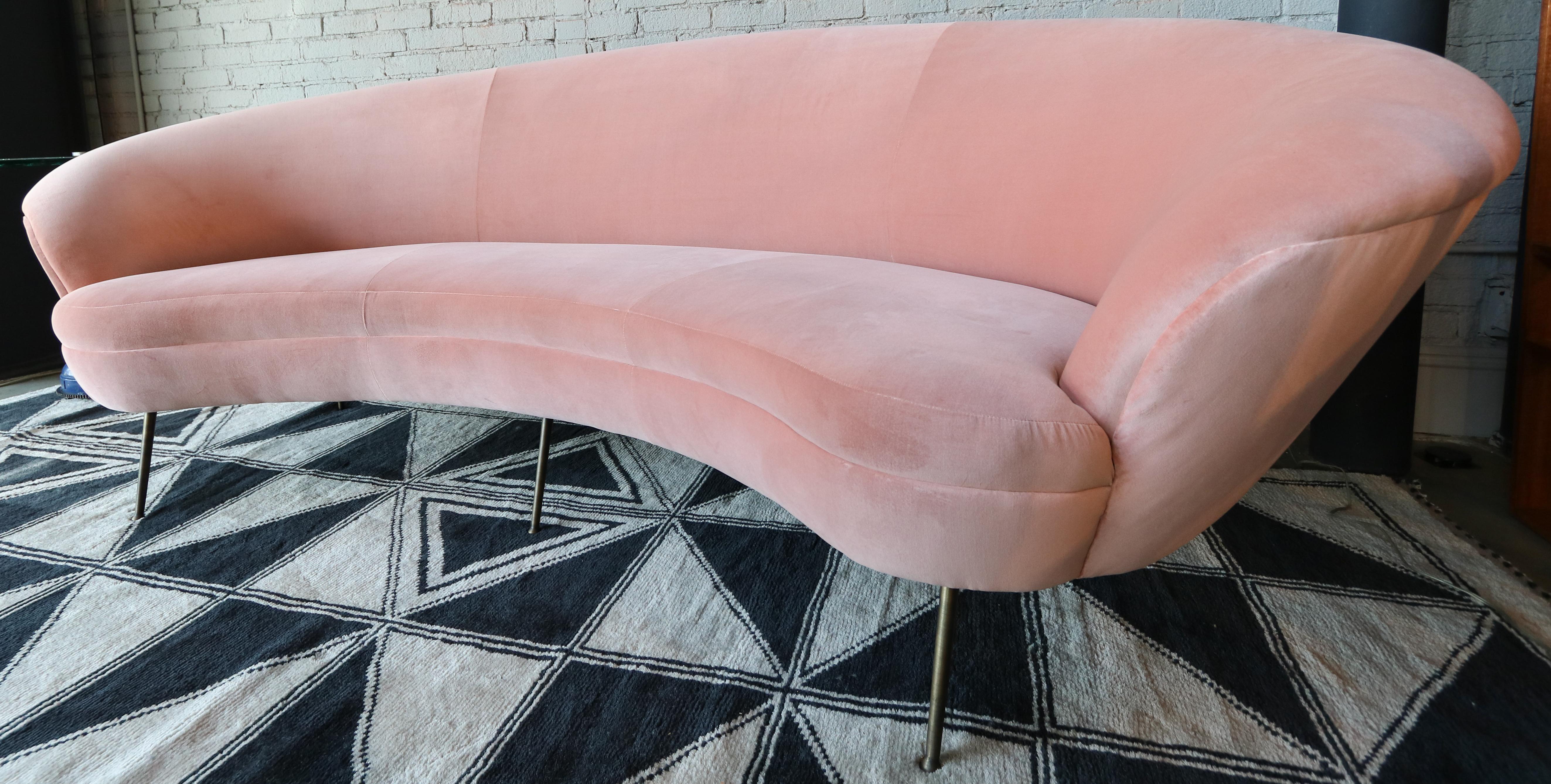 Custom MidCentury Style Curved Pink Velvet Sofa with Brass Legs by Adesso Import For Sale 1