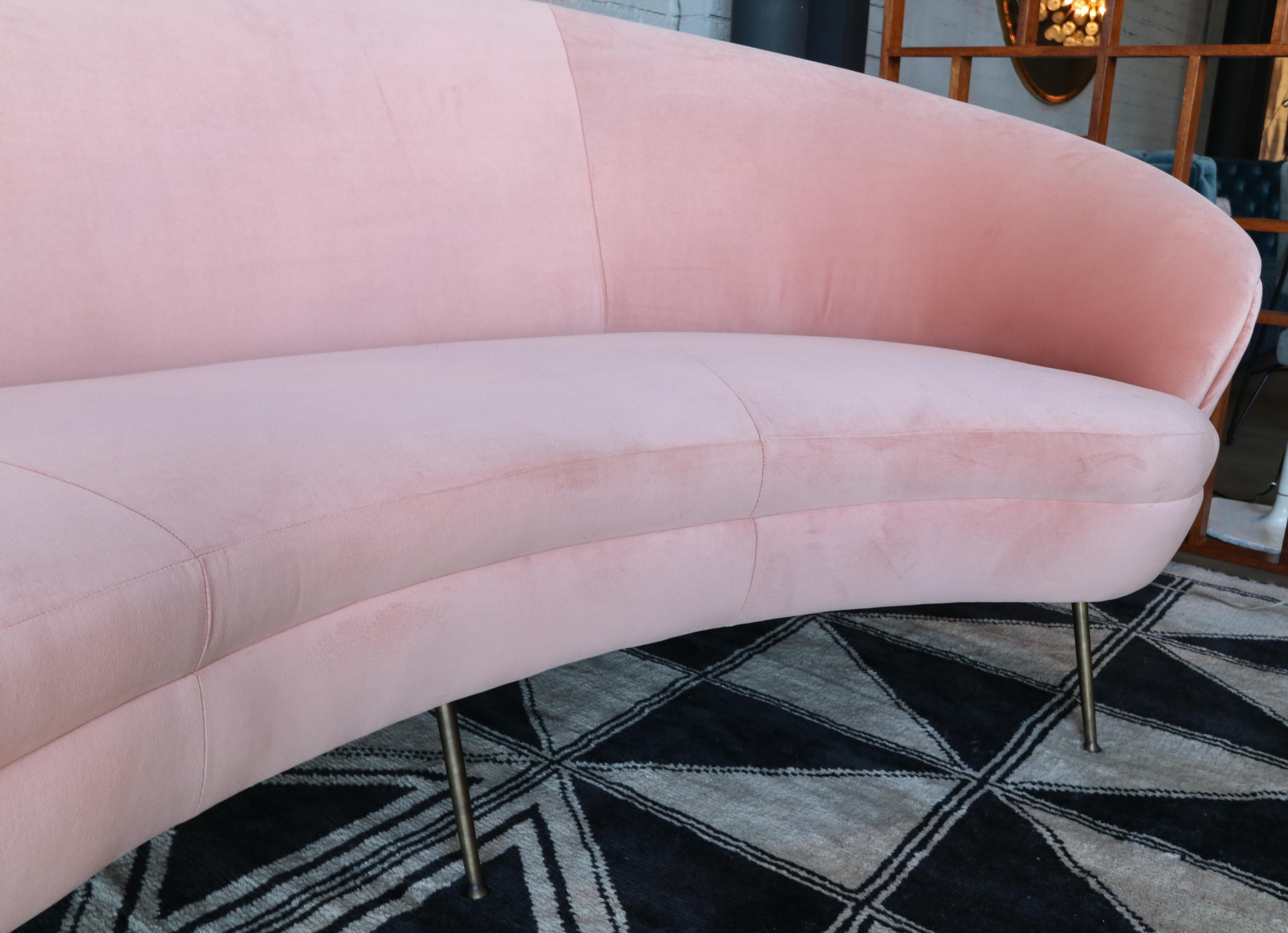 Custom MidCentury Style Curved Pink Velvet Sofa with Brass Legs by Adesso Import For Sale 2