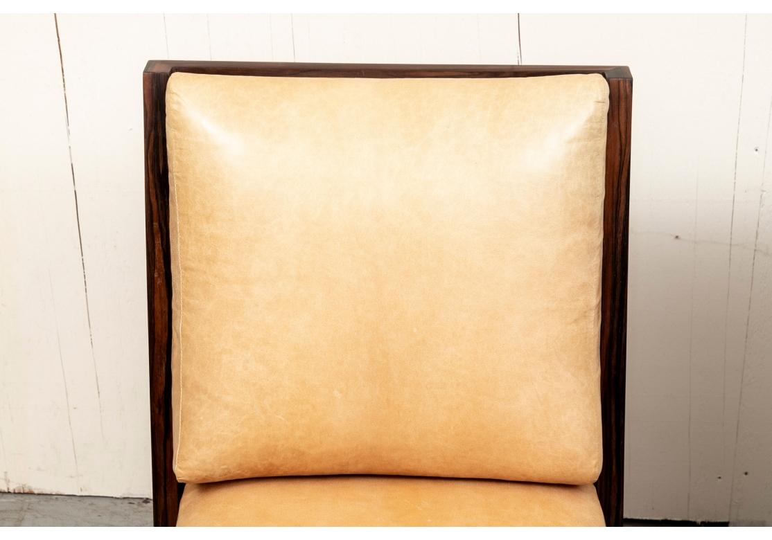 20ième siècle Paire de chaises en cuir style milieu de siècle sur mesure en vente