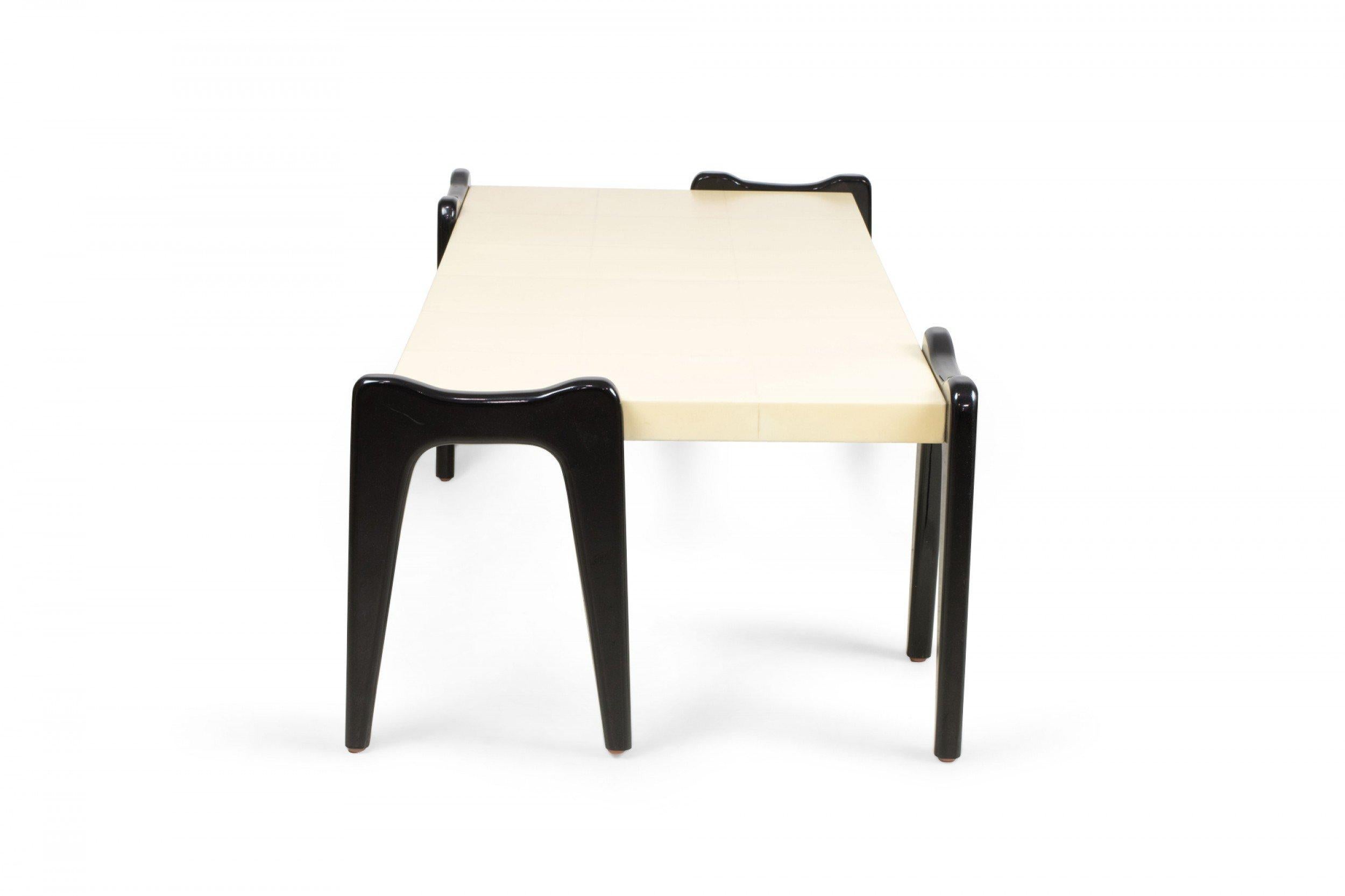 Table basse en placage de parchemin de style mi-siècle sur mesure 'Manner of Ico Parisi' Bon état - En vente à Queens, NY