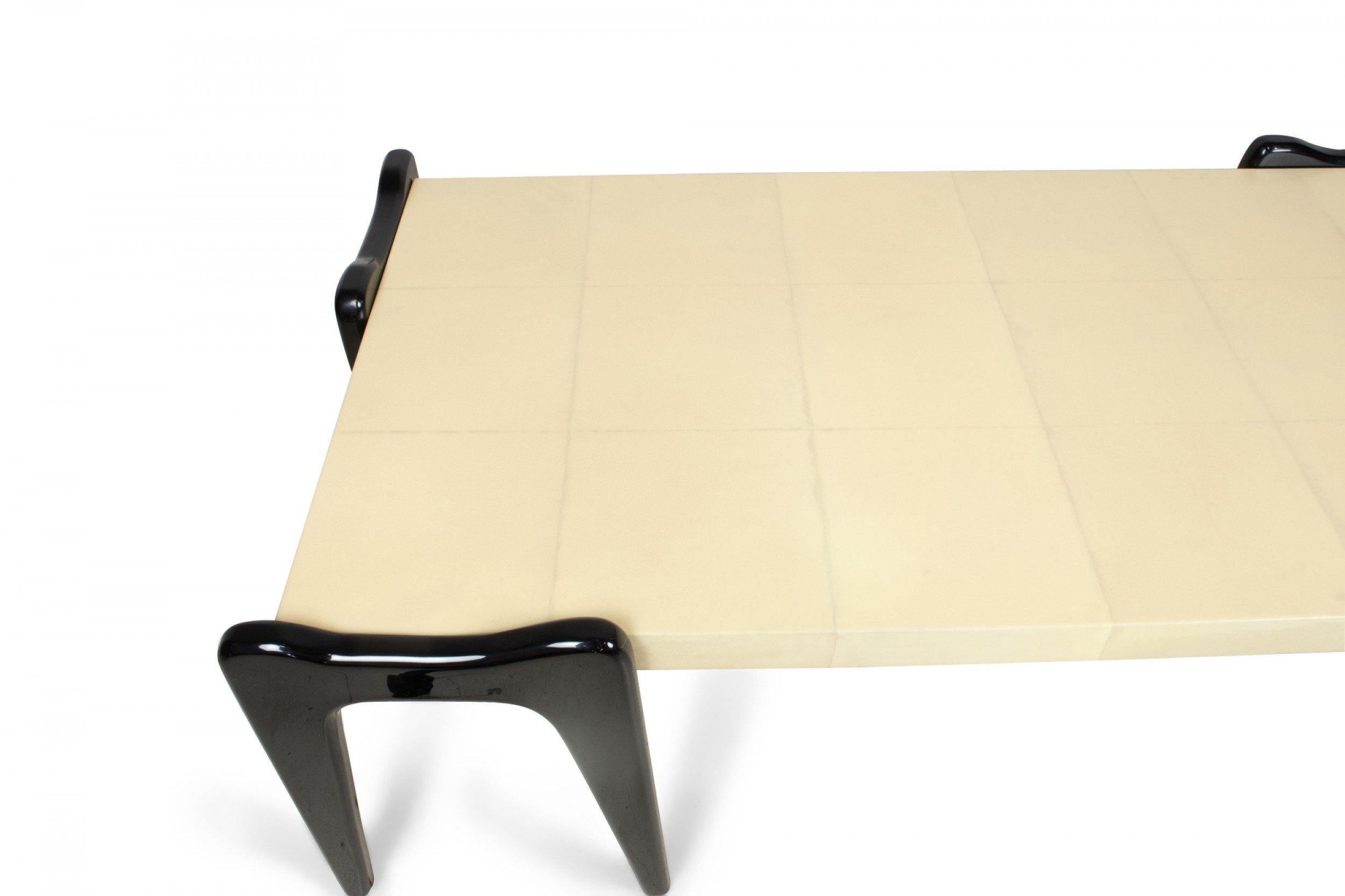 Bois Table basse en placage de parchemin de style mi-siècle sur mesure 'Manner of Ico Parisi' en vente