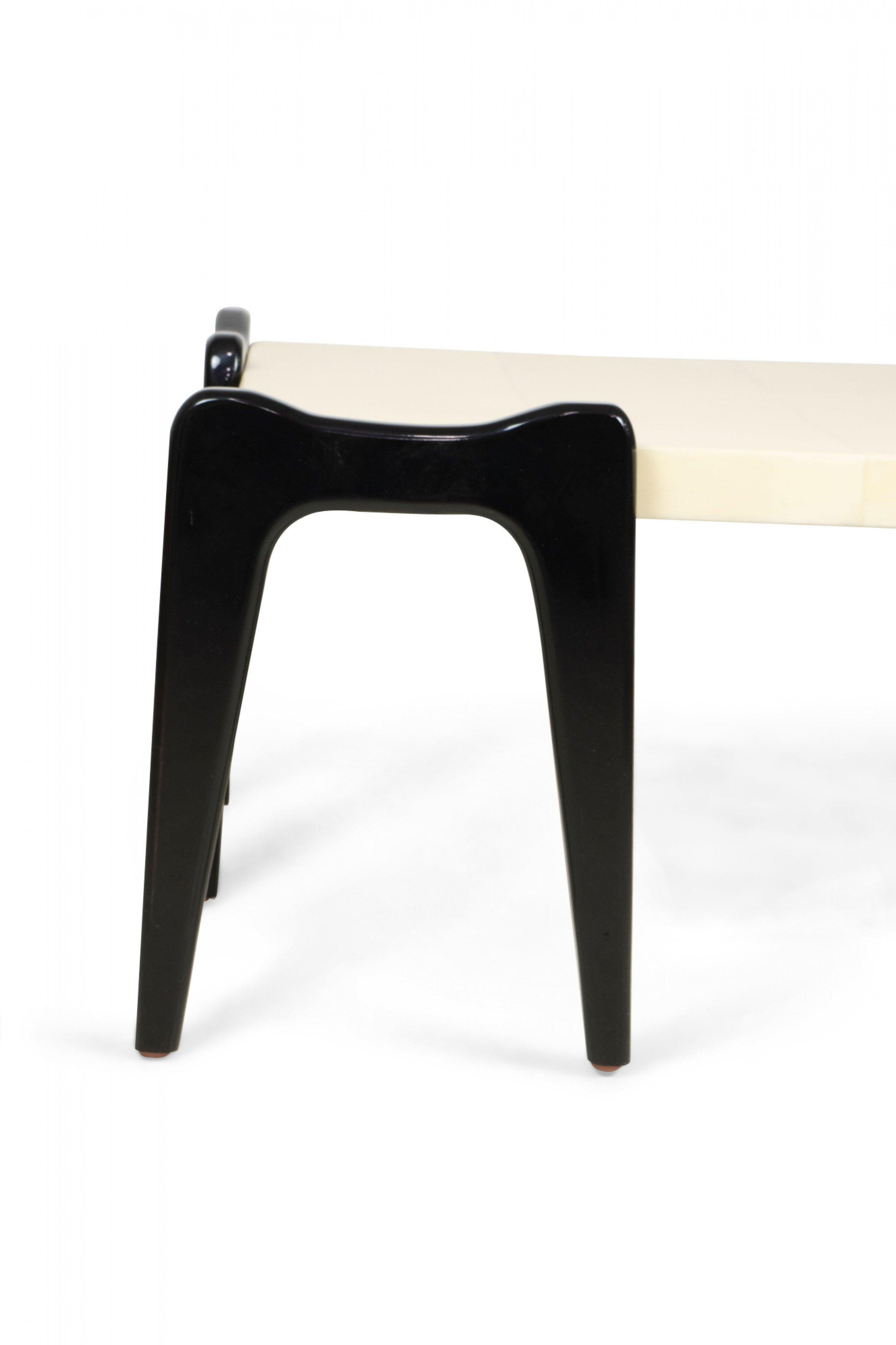 Table basse en placage de parchemin de style mi-siècle sur mesure 'Manner of Ico Parisi' en vente 1
