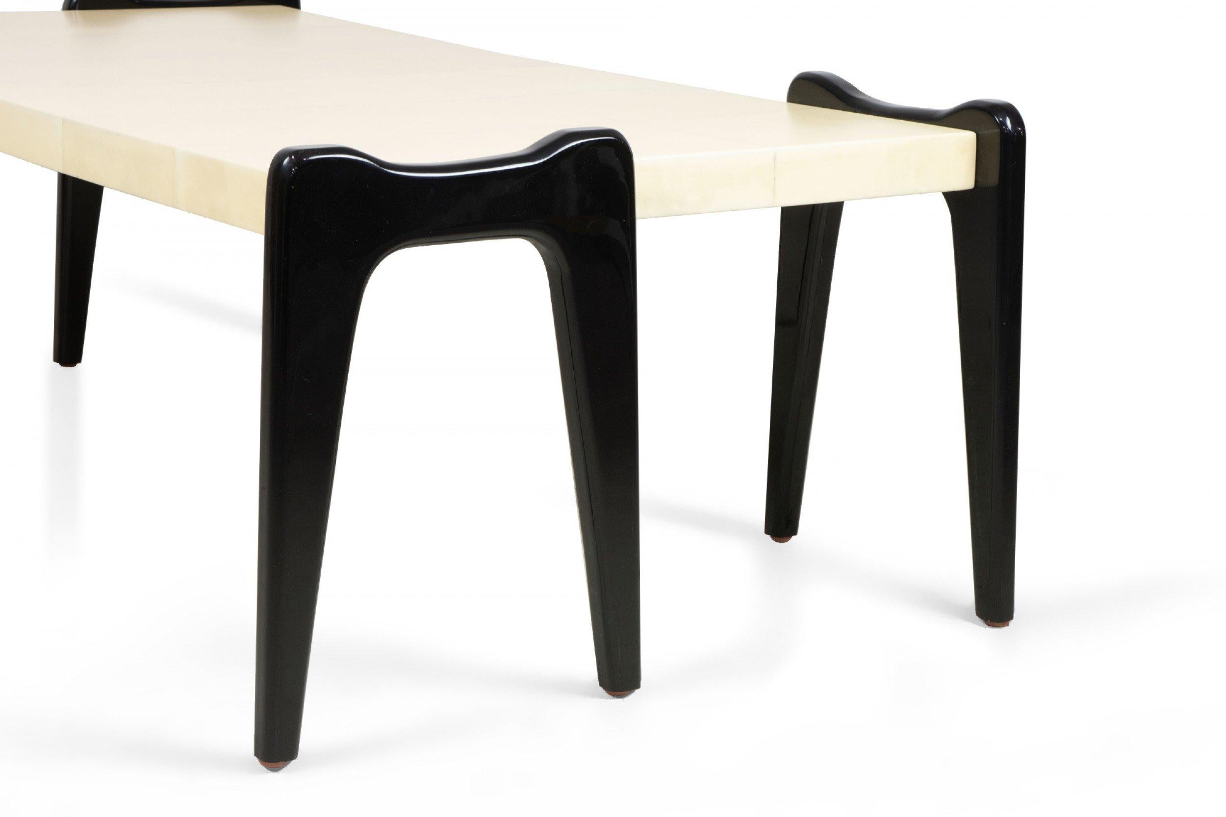 Table basse en placage de parchemin de style mi-siècle sur mesure 'Manner of Ico Parisi' en vente 2