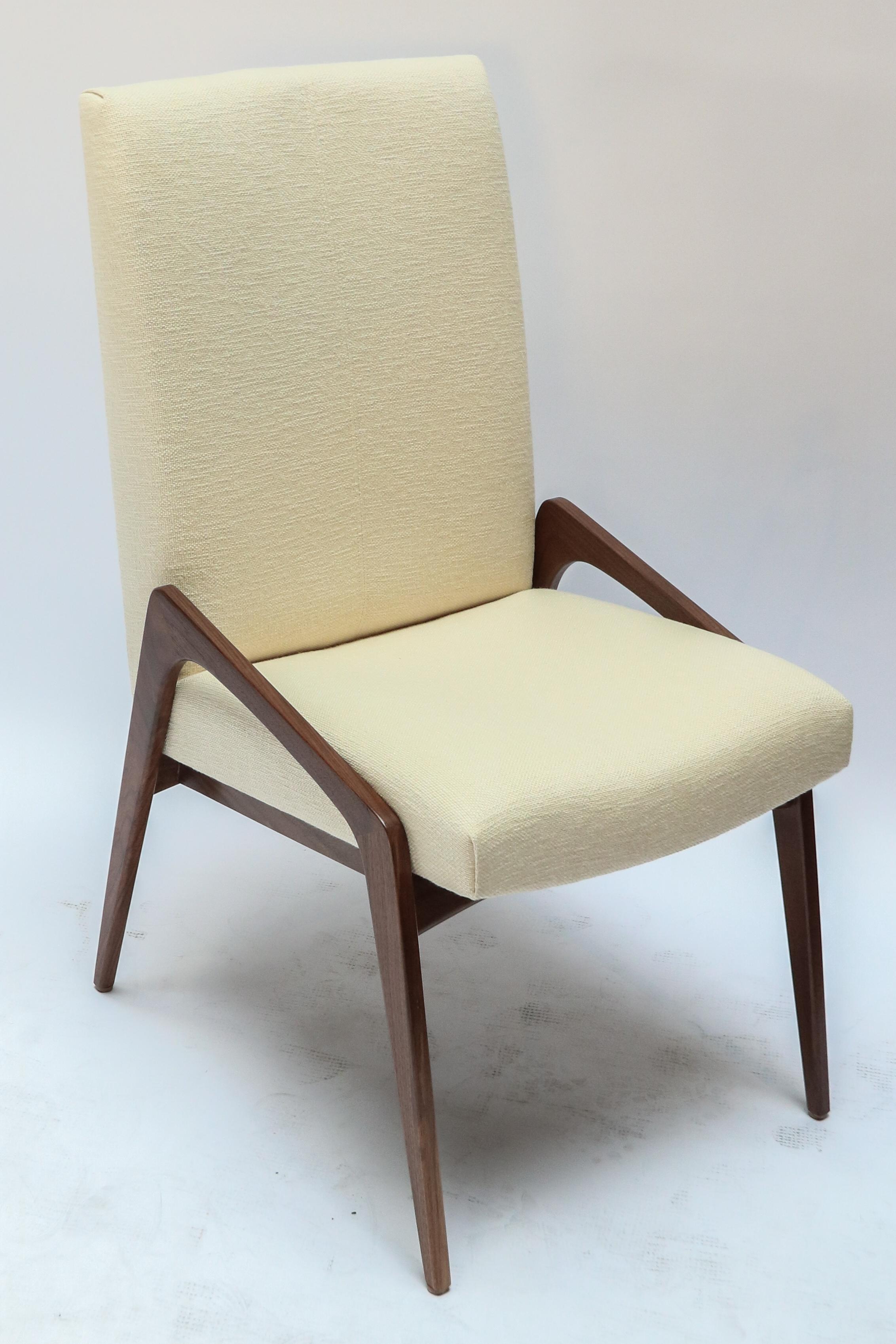 American Custom Midcentury Style Walnut Dining Chairs in Ivory Linen by Adesso Imports For Sale