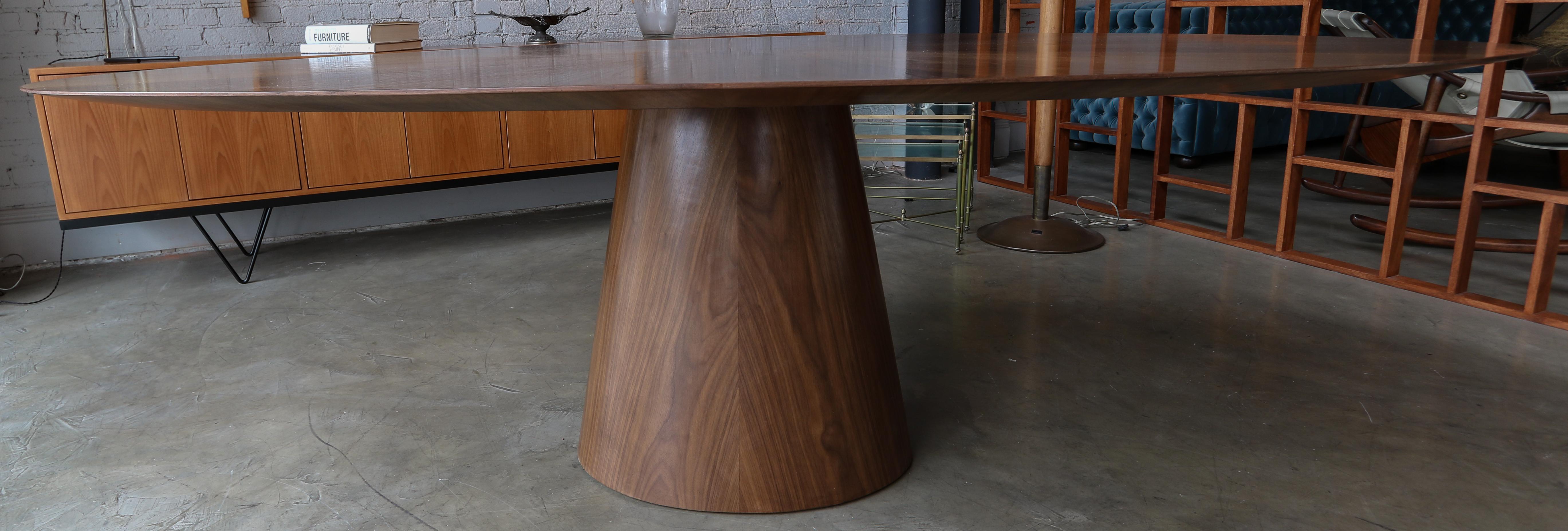 XXIe siècle et contemporain Table de salle à manger ovale en noyer de style mi-siècle avec détails en forme de fleurs, par Adesso en vente