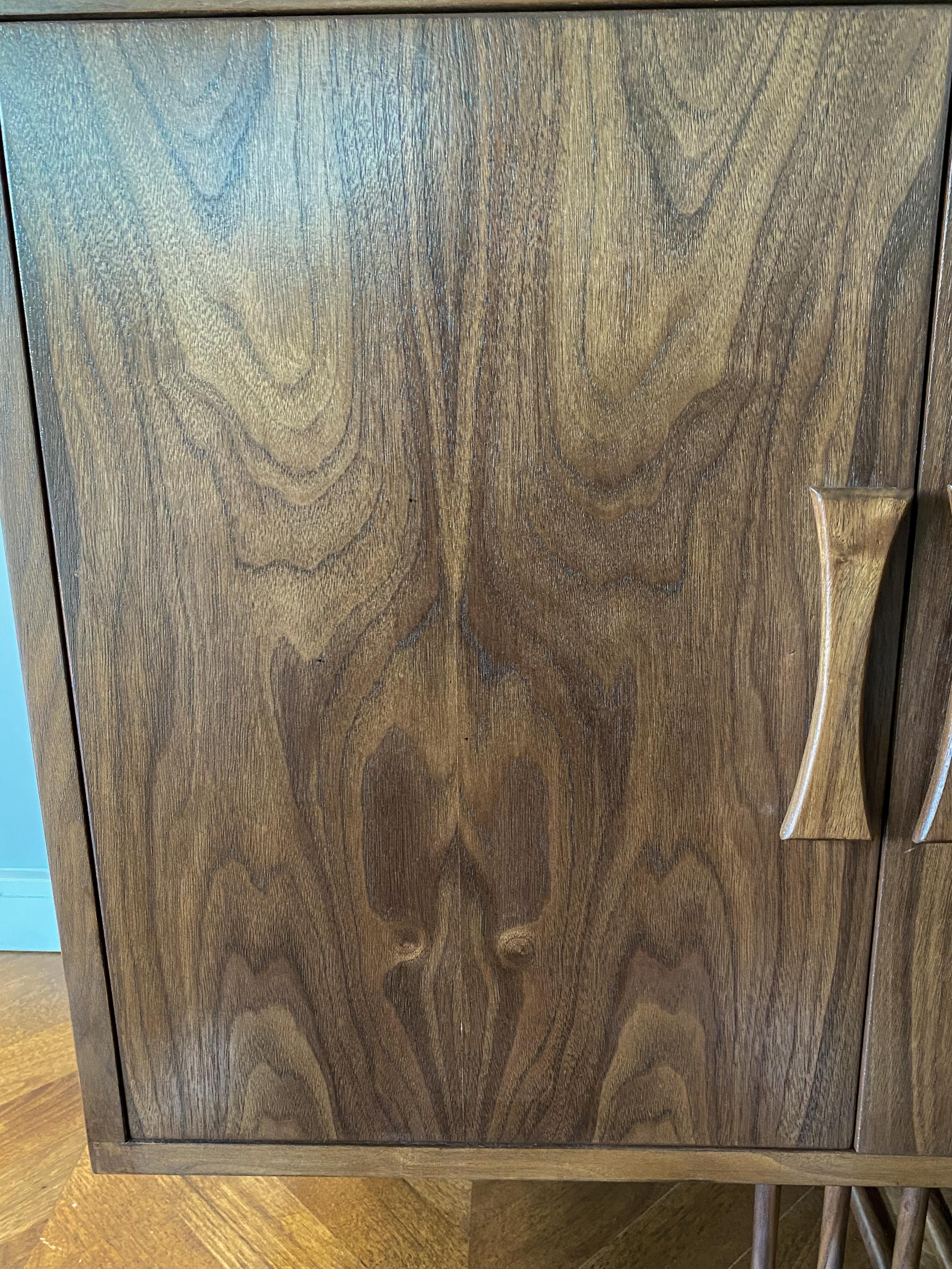 Credenza personalizzata in noce in stile Midcentury con gamba curva di Adesso Imports In condizioni Nuovo in vendita a Los Angeles, CA