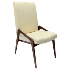 Custom Mid-Century Style Nussbaum Esszimmerstühle in Elfenbein Leinen von Adesso Imports