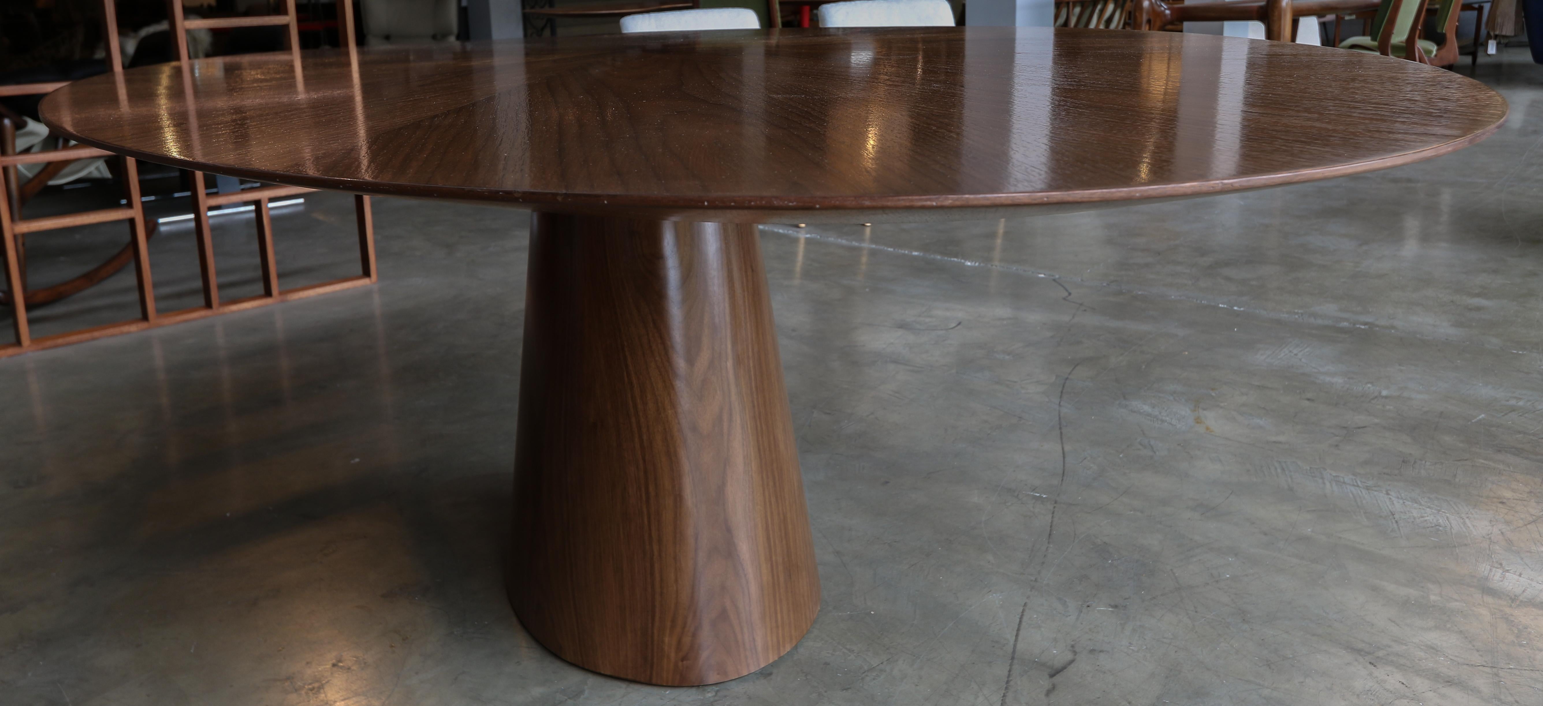 Tavolo da pranzo ovale in noce in stile Midcentury personalizzato con dettagli floreali di Adesso In condizioni ottime in vendita a Los Angeles, CA
