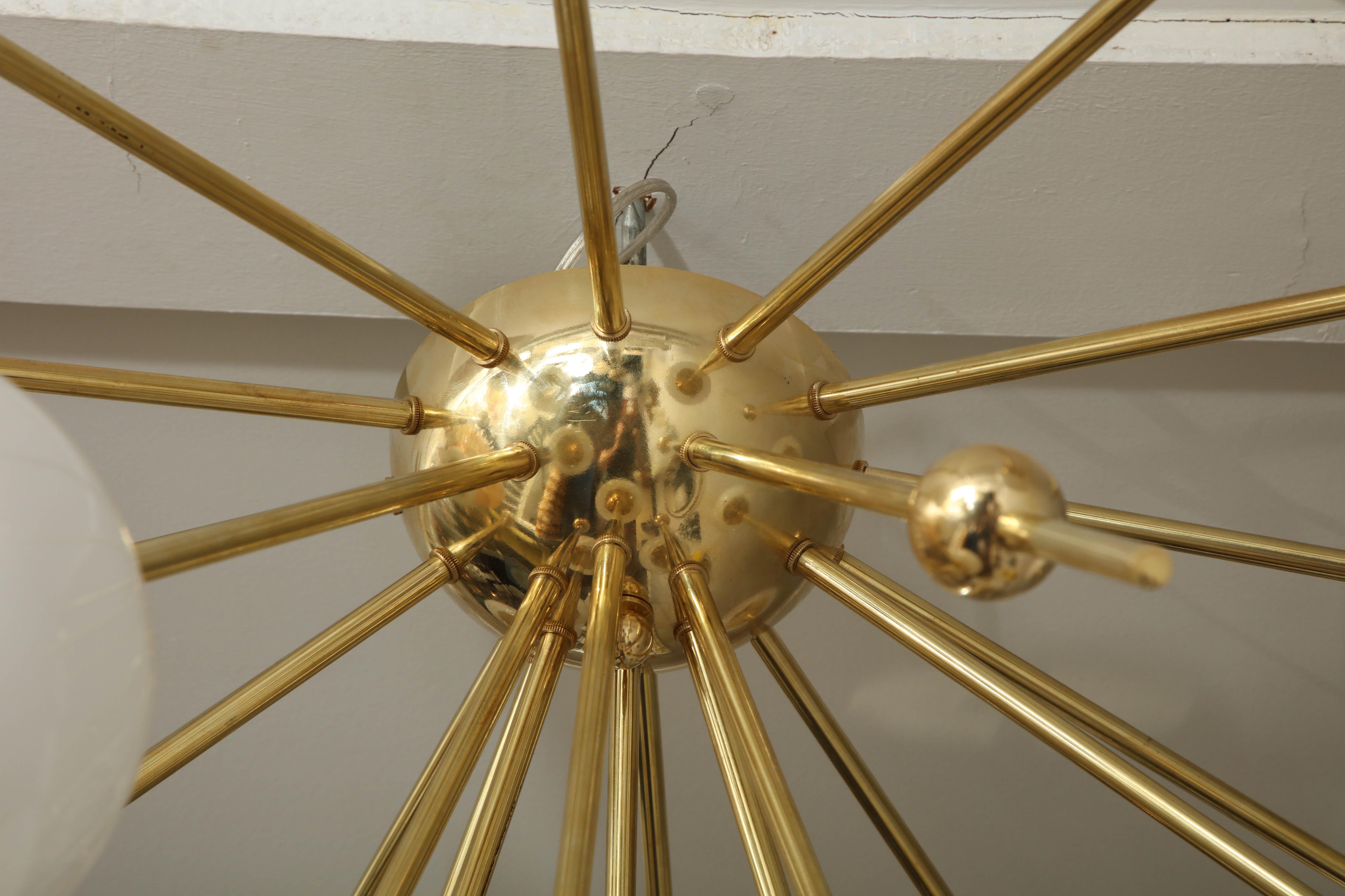 Lampadario a incasso a globo Sputnik in vetro latte personalizzato In condizioni Nuovo in vendita a New York, NY