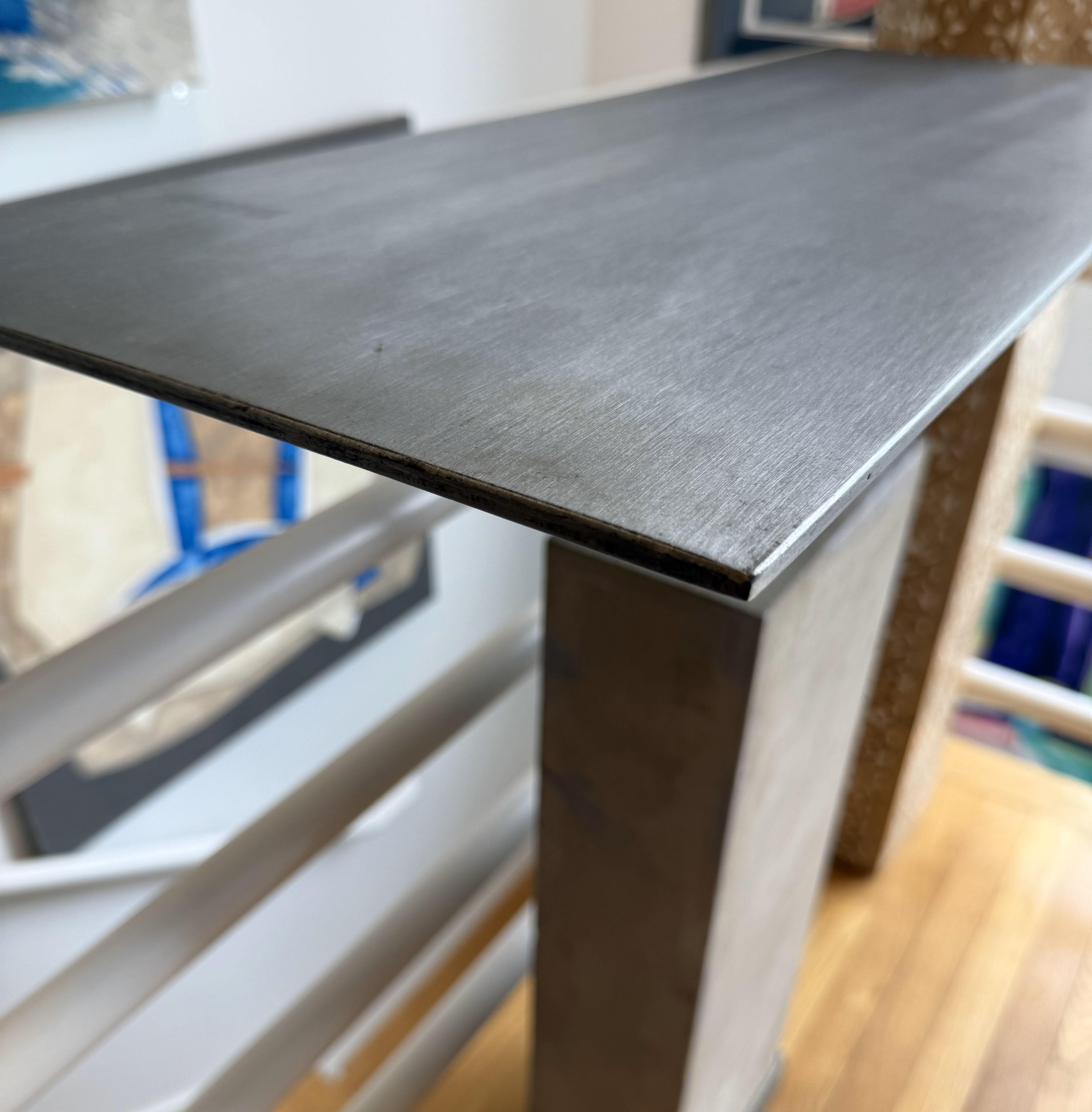 Tavolo consolle minimalista su misura in pietra calcarea e acciaio di Hastening Designs in vendita 5