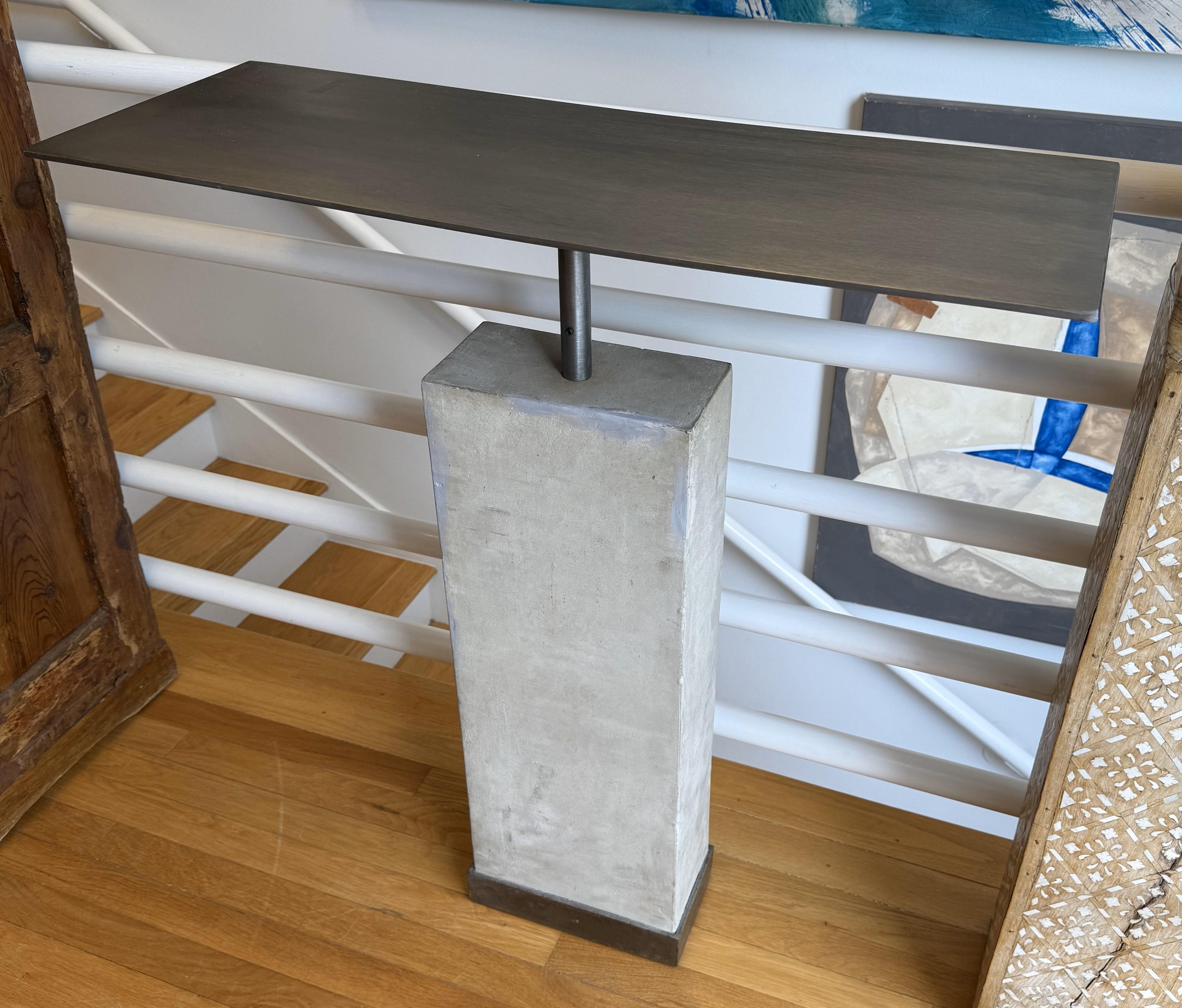 Questo tavolo consolle personalizzato di Hastening Designs è un irresistibile studio di equilibrio e semplicità che abbina la presenza scultorea alla sobrietà moderna. Realizzato a mano da un blocco monolitico di pietra calcarea levigata, il tavolo