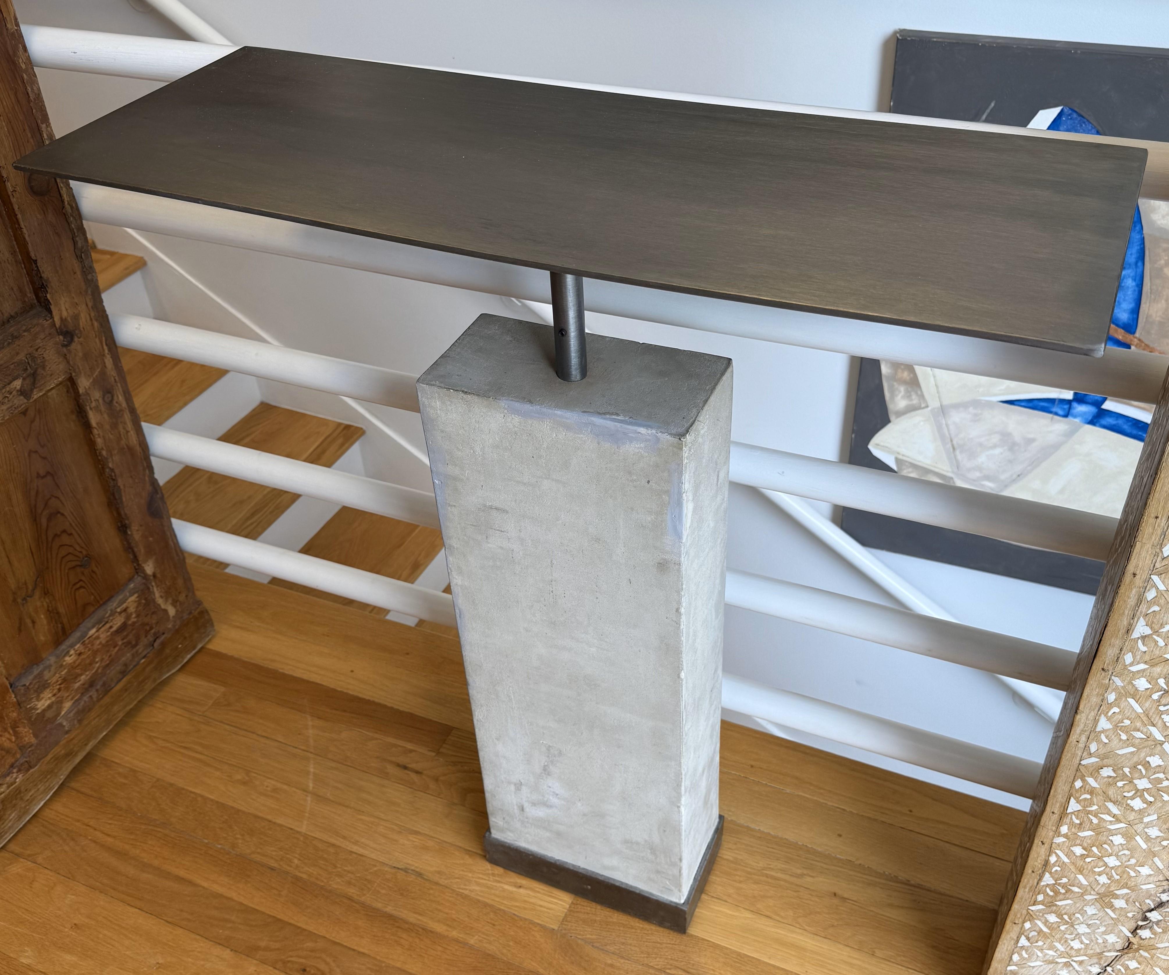 Intagliato Tavolo consolle minimalista su misura in pietra calcarea e acciaio di Hastening Designs in vendita