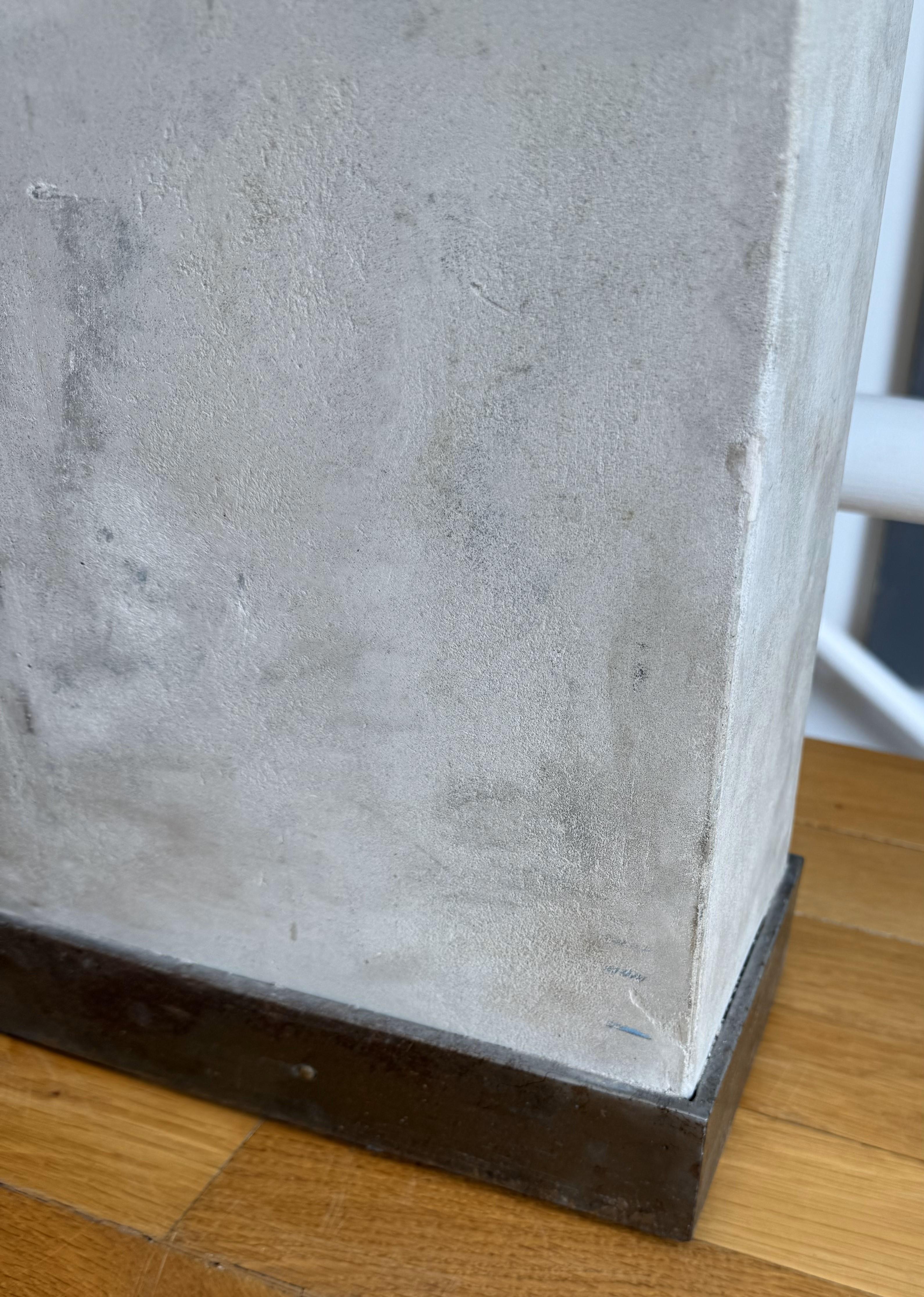 Metallo Tavolo consolle minimalista su misura in pietra calcarea e acciaio di Hastening Designs in vendita