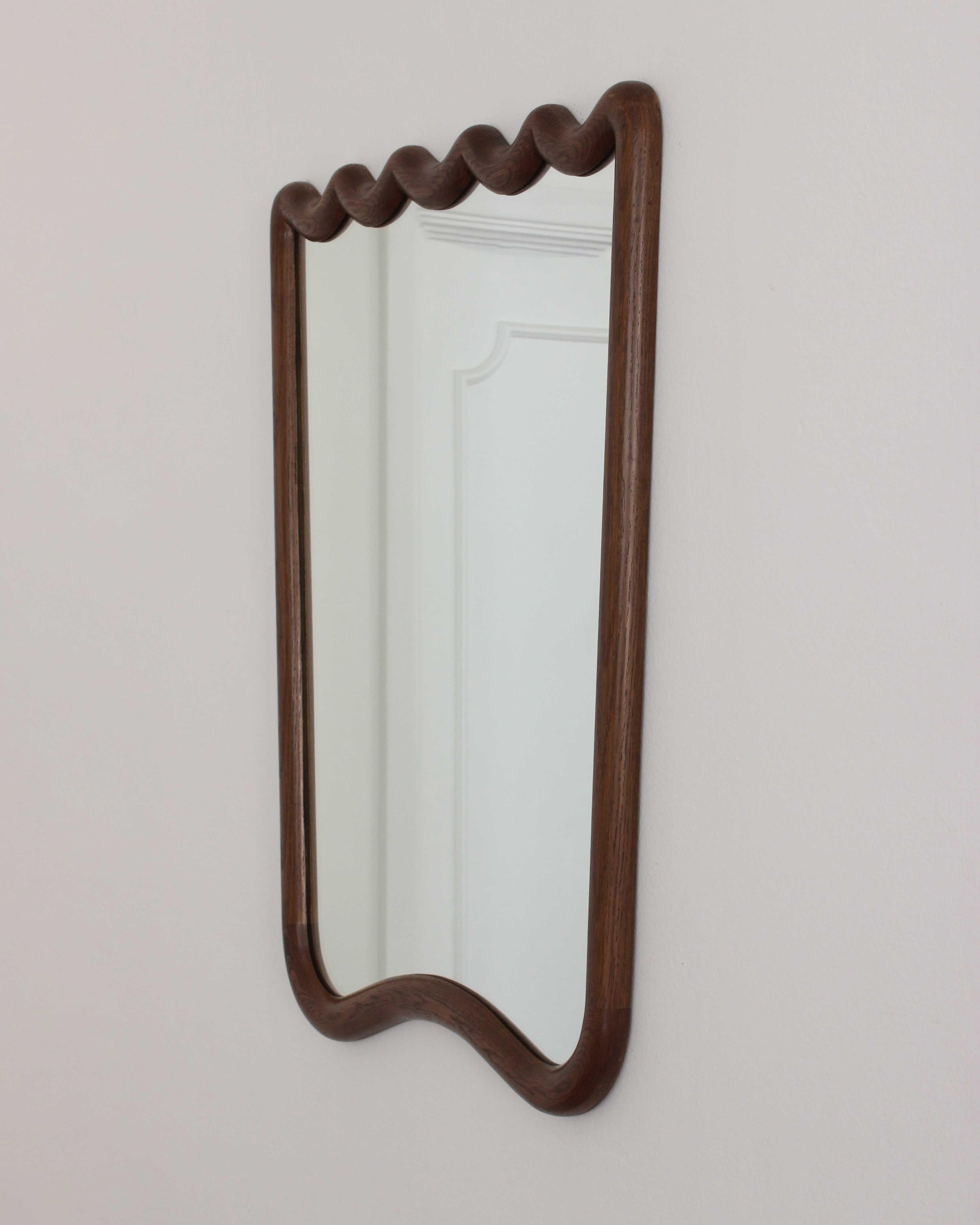Spiegel aus französischer Eiche, inspiriert von italienischen Vintage-Spiegeln. 

Handgefertigt in Los Angeles, CA. 

Kundenspezifische Ausführungen und Größen sind auf Anfrage erhältlich. Die Preise variieren.