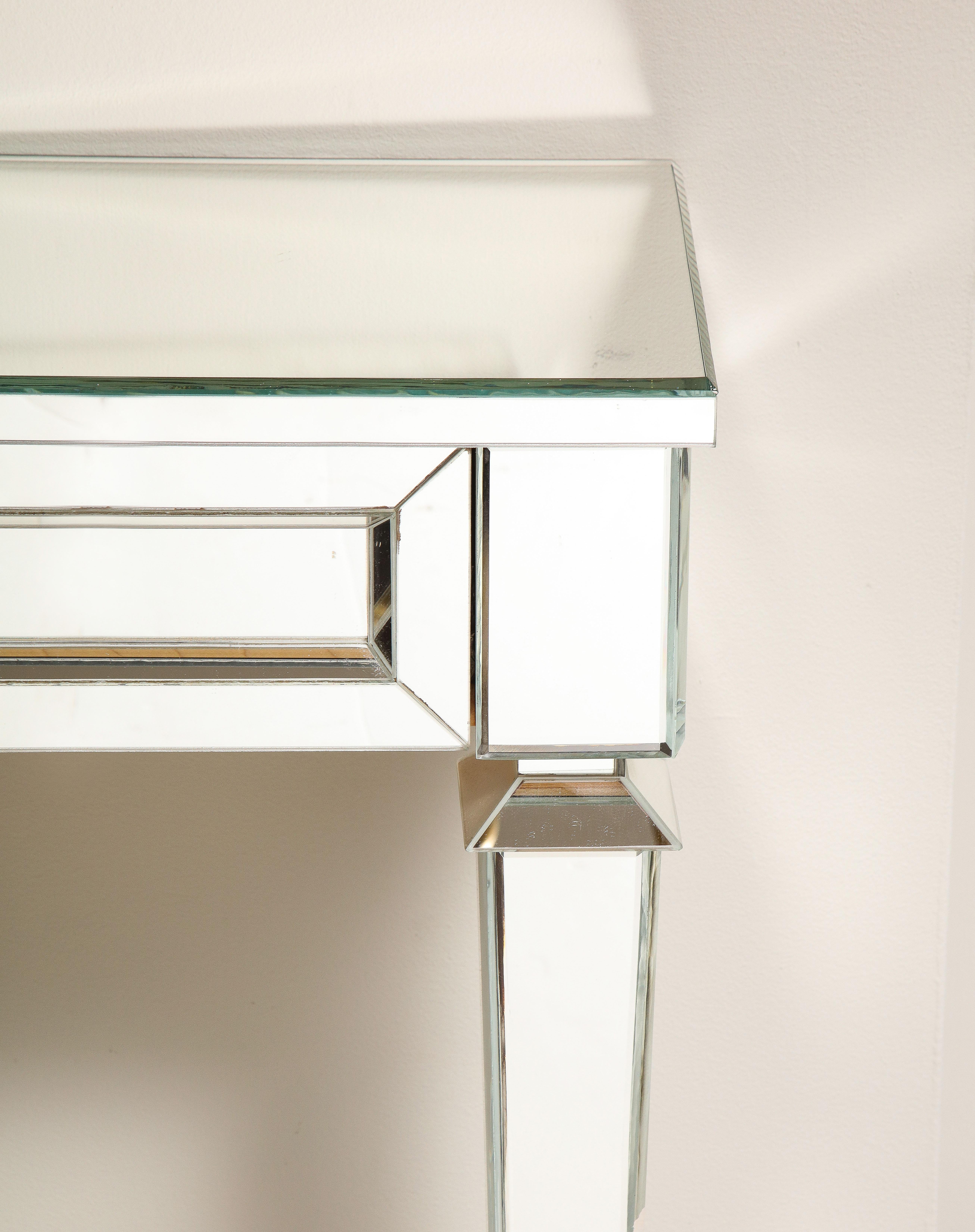 Ein Standmodell einer wandmontierten Spiegelkonsole im neoklassizistischen Stil. Einige Spiegelstücke haben Risse und Absplitterungen. Alle beschädigten Stücke werden beim Kauf repariert. Sonderanfertigungen sind auch für andere Abmessungen möglich.