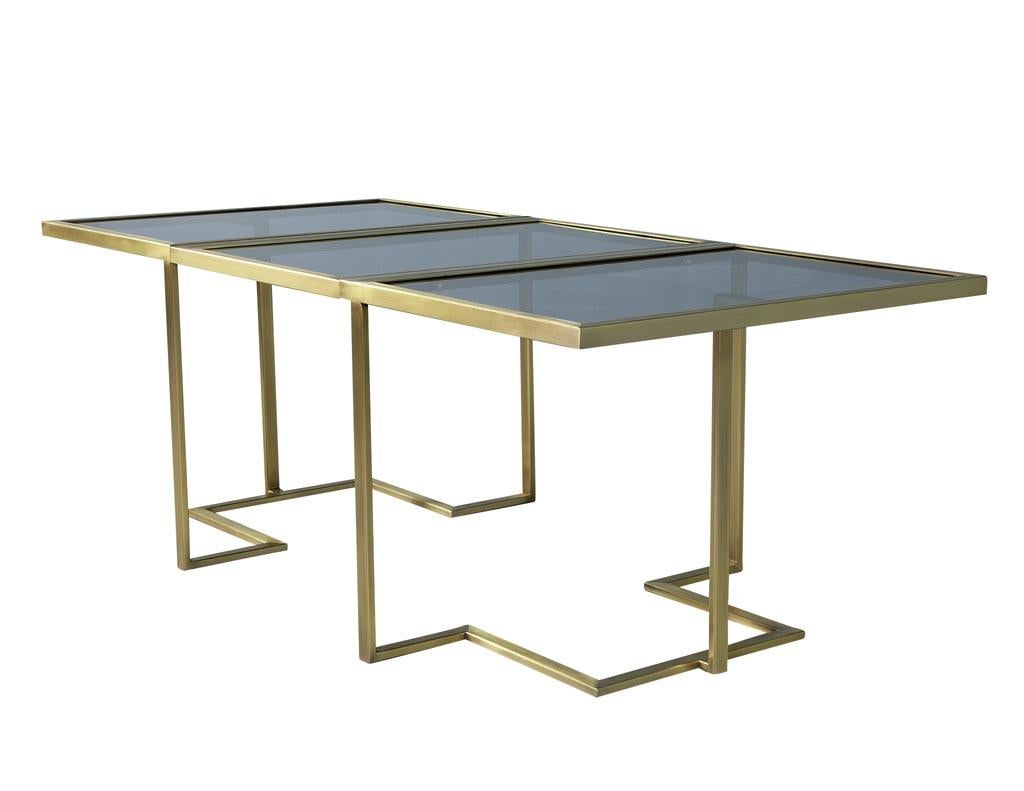 Moderne Table de salle à manger moderne en laiton sur mesure avec plateau en verre, entièrement extensible, par Carrocel en vente