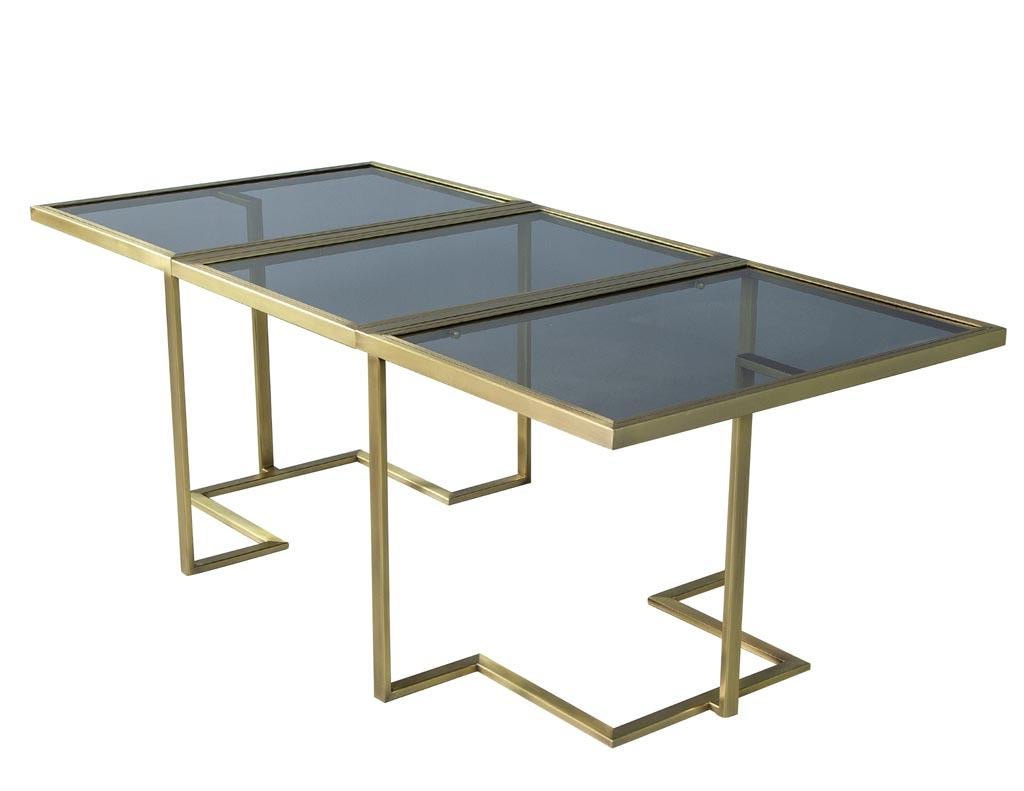 XXIe siècle et contemporain Table de salle à manger moderne en laiton sur mesure avec plateau en verre, entièrement extensible, par Carrocel en vente