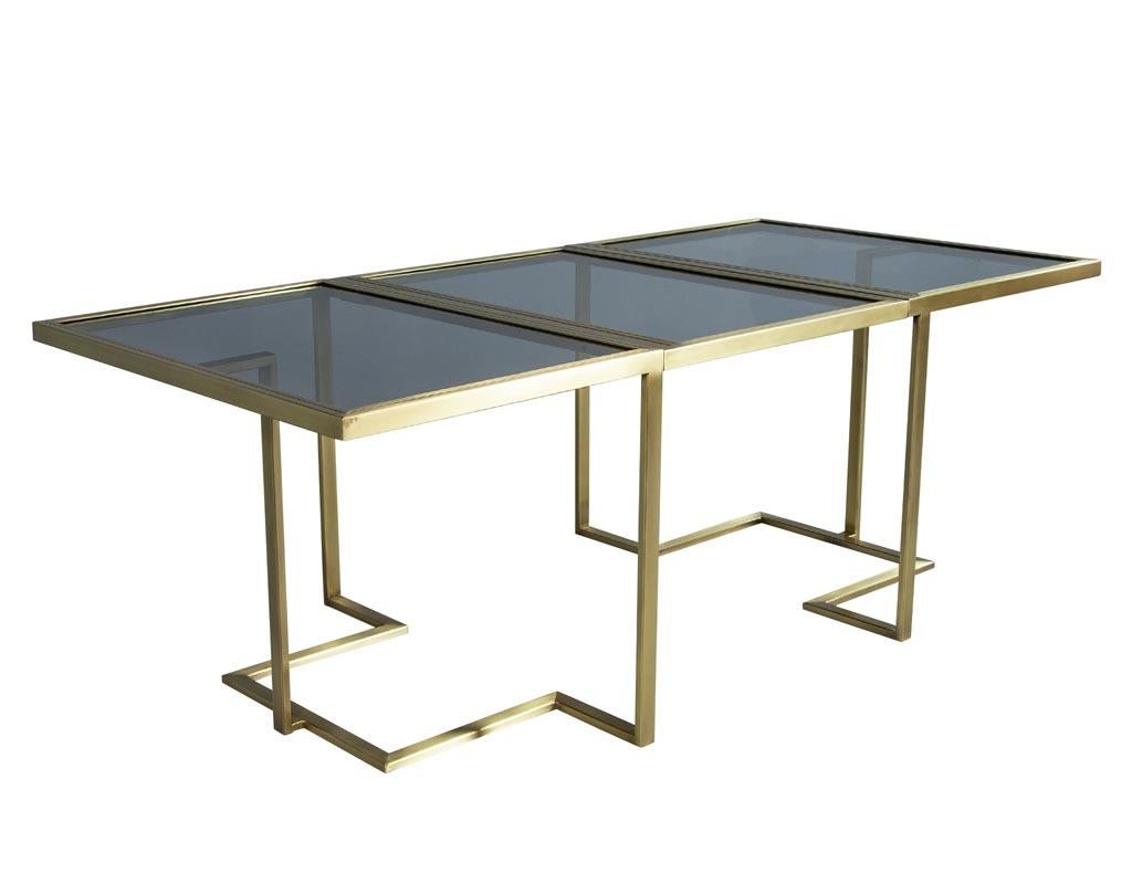 Laiton Table de salle à manger moderne en laiton sur mesure avec plateau en verre, entièrement extensible, par Carrocel en vente
