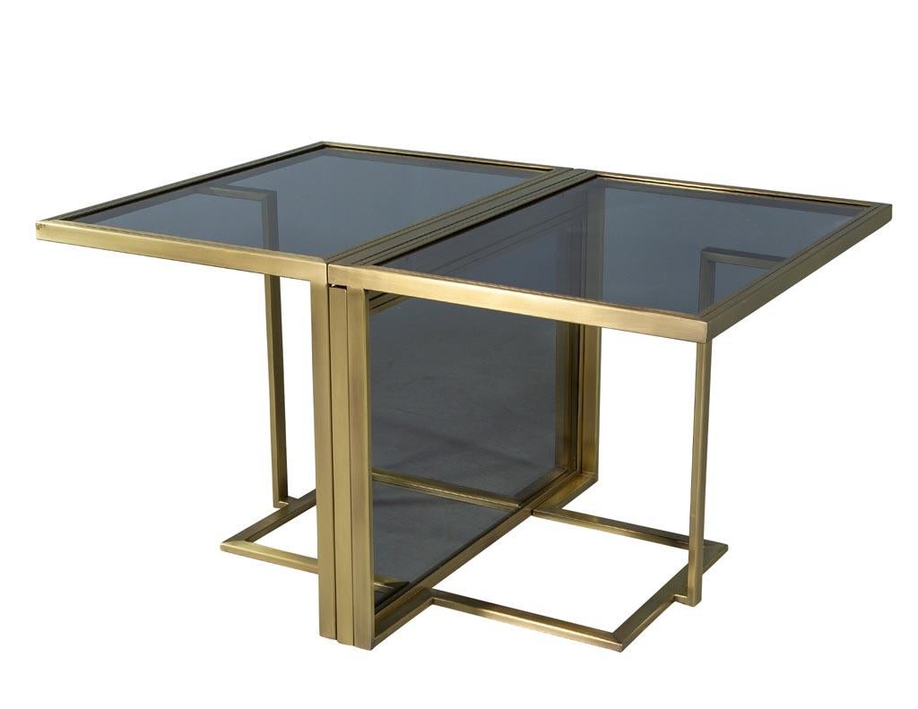 Table de salle à manger moderne en laiton sur mesure avec plateau en verre, entièrement extensible, par Carrocel en vente 1
