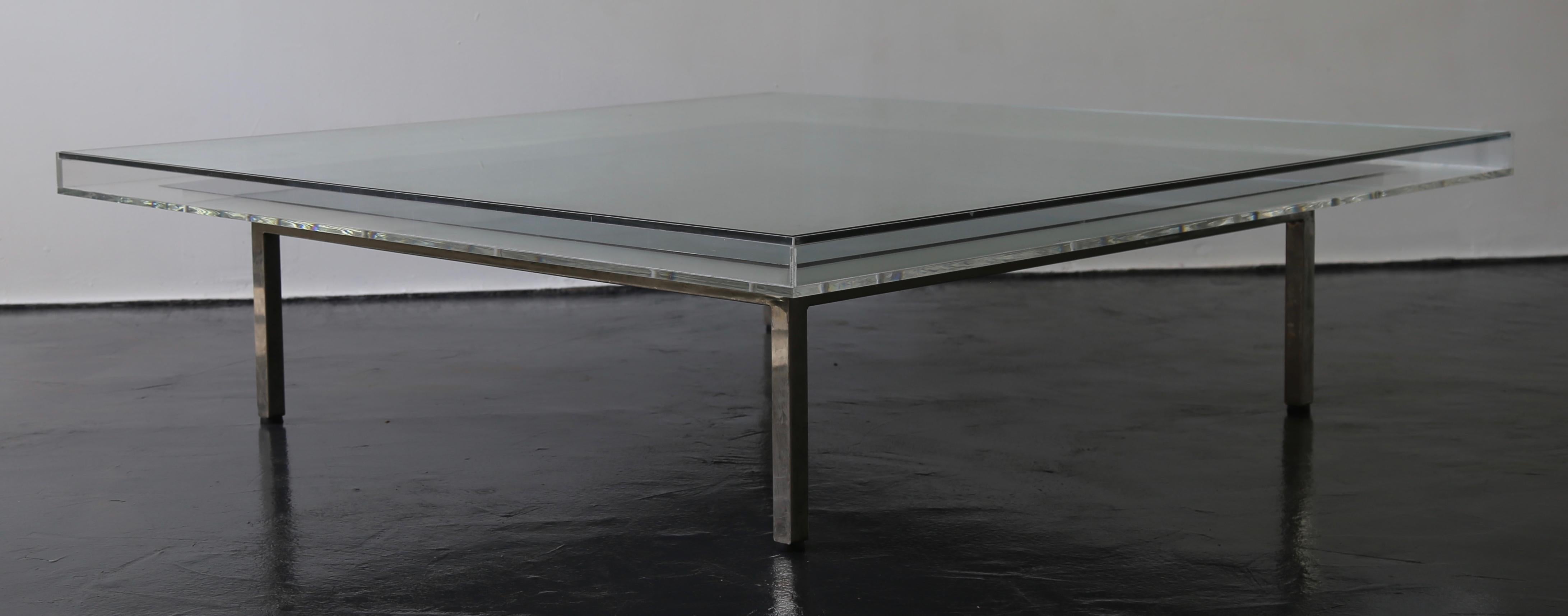 Moderne Table basse moderne en verre et pigments acryliques sur mesure avec cadre en acier brossé en vente
