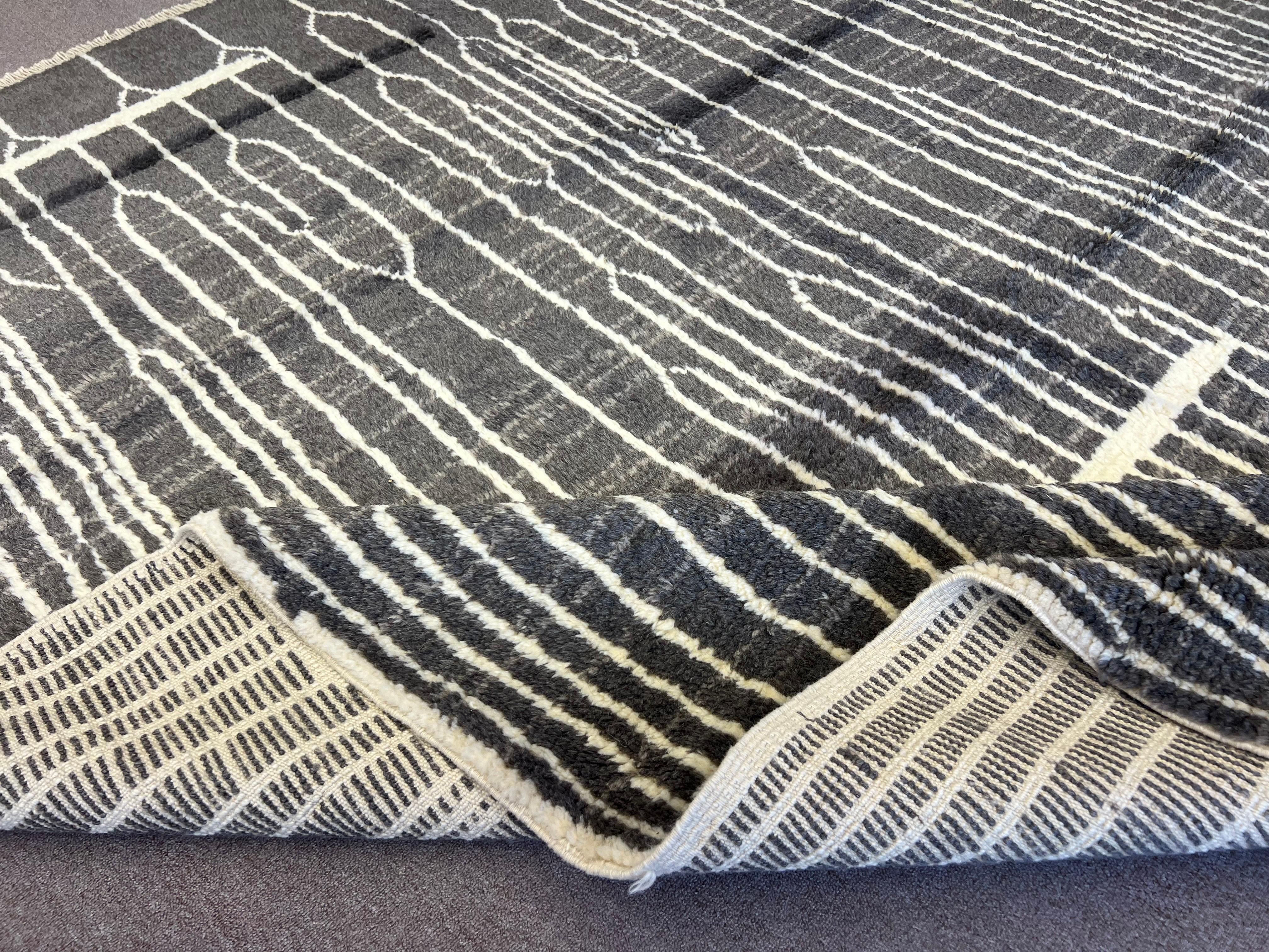 Alfombra Tulu moderna marroquí hecha a mano con lana gris marengo y crema personalizada en venta 2