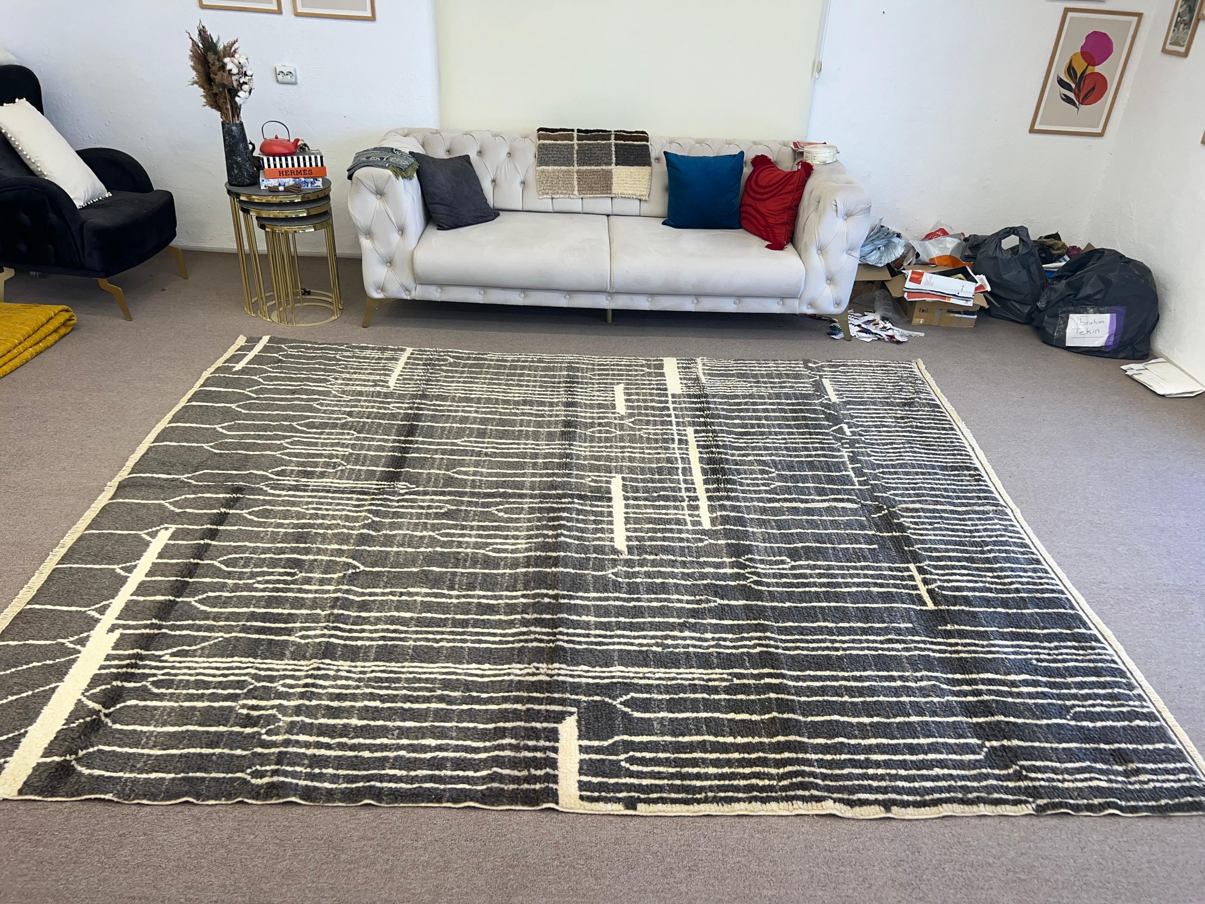 Alfombra Tulu moderna marroquí hecha a mano con lana gris marengo y crema personalizada en venta 3