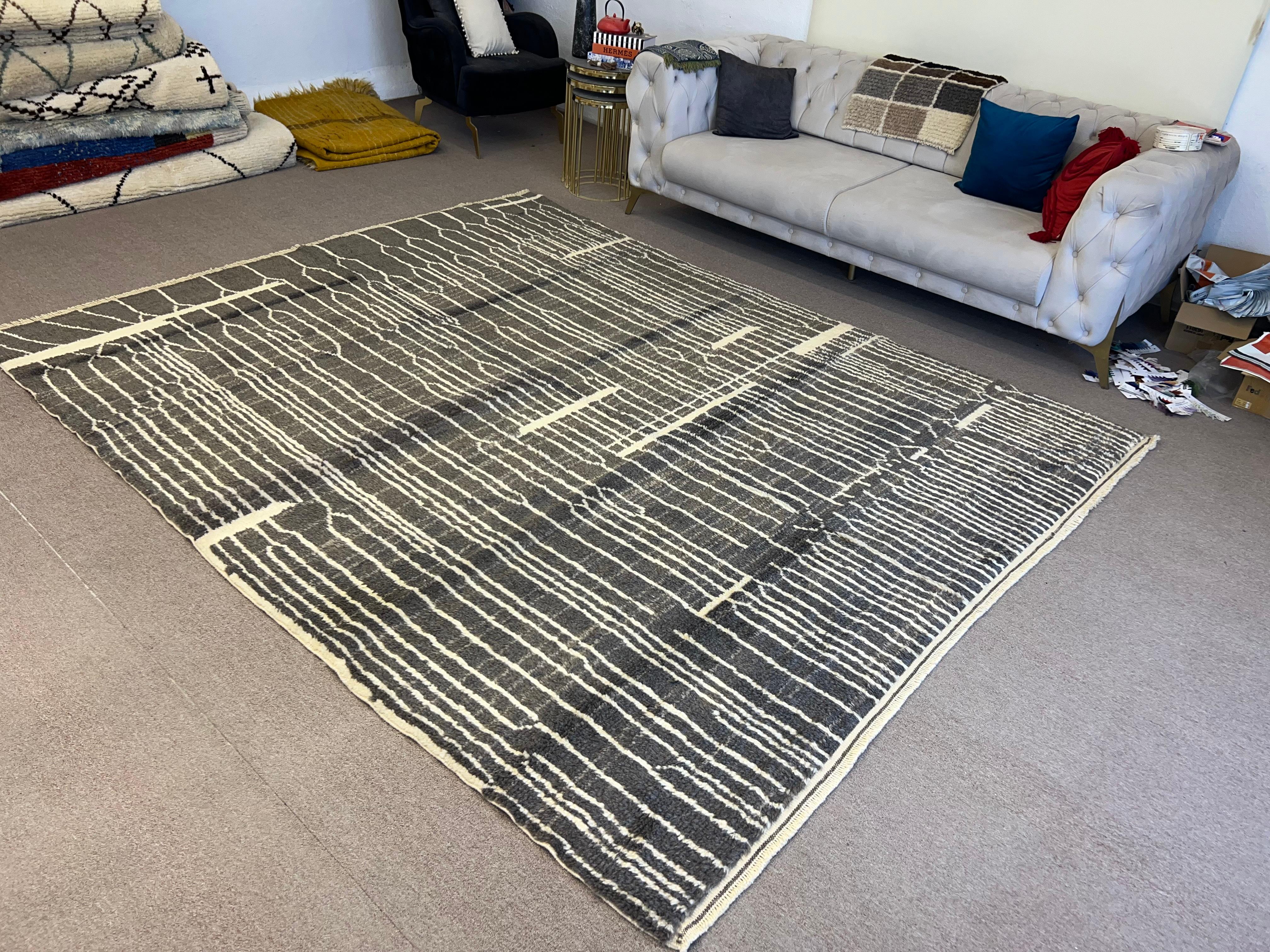 Alfombra Tulu moderna marroquí hecha a mano con lana gris marengo y crema personalizada en venta 4