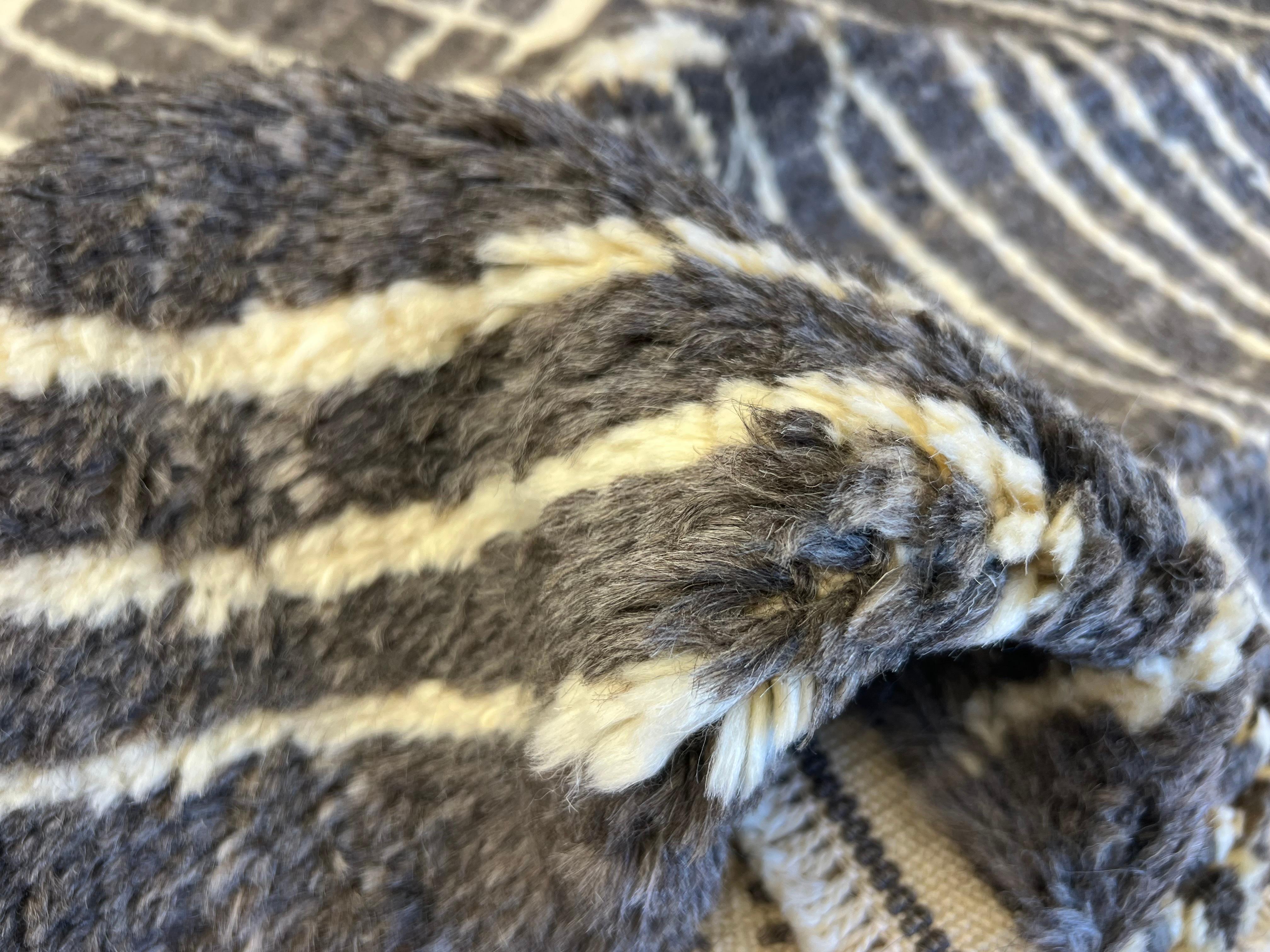 Alfombra Tulu moderna marroquí hecha a mano con lana gris marengo y crema personalizada Siglo XXI y contemporáneo en venta